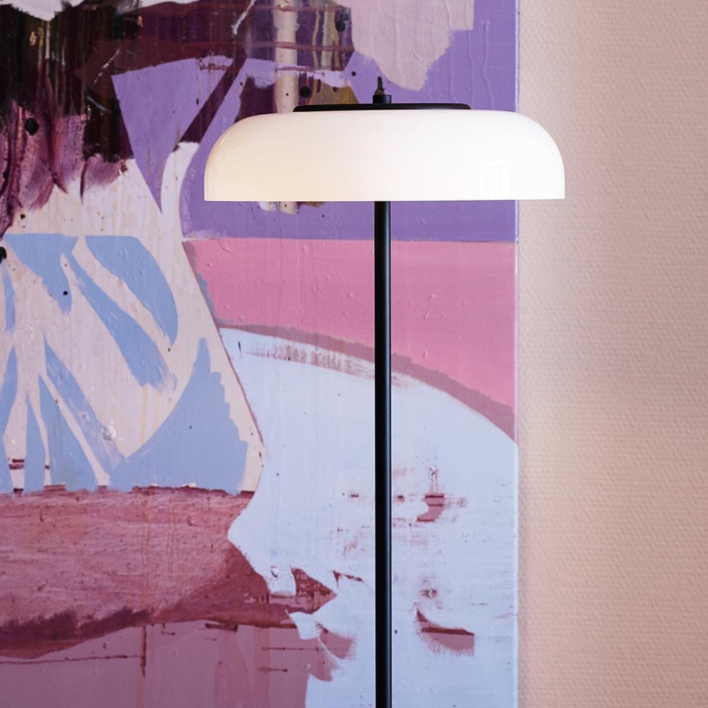 LED gulvlampe Blossi Floor Ø29 cm dimbar svart/hvit montert i rom