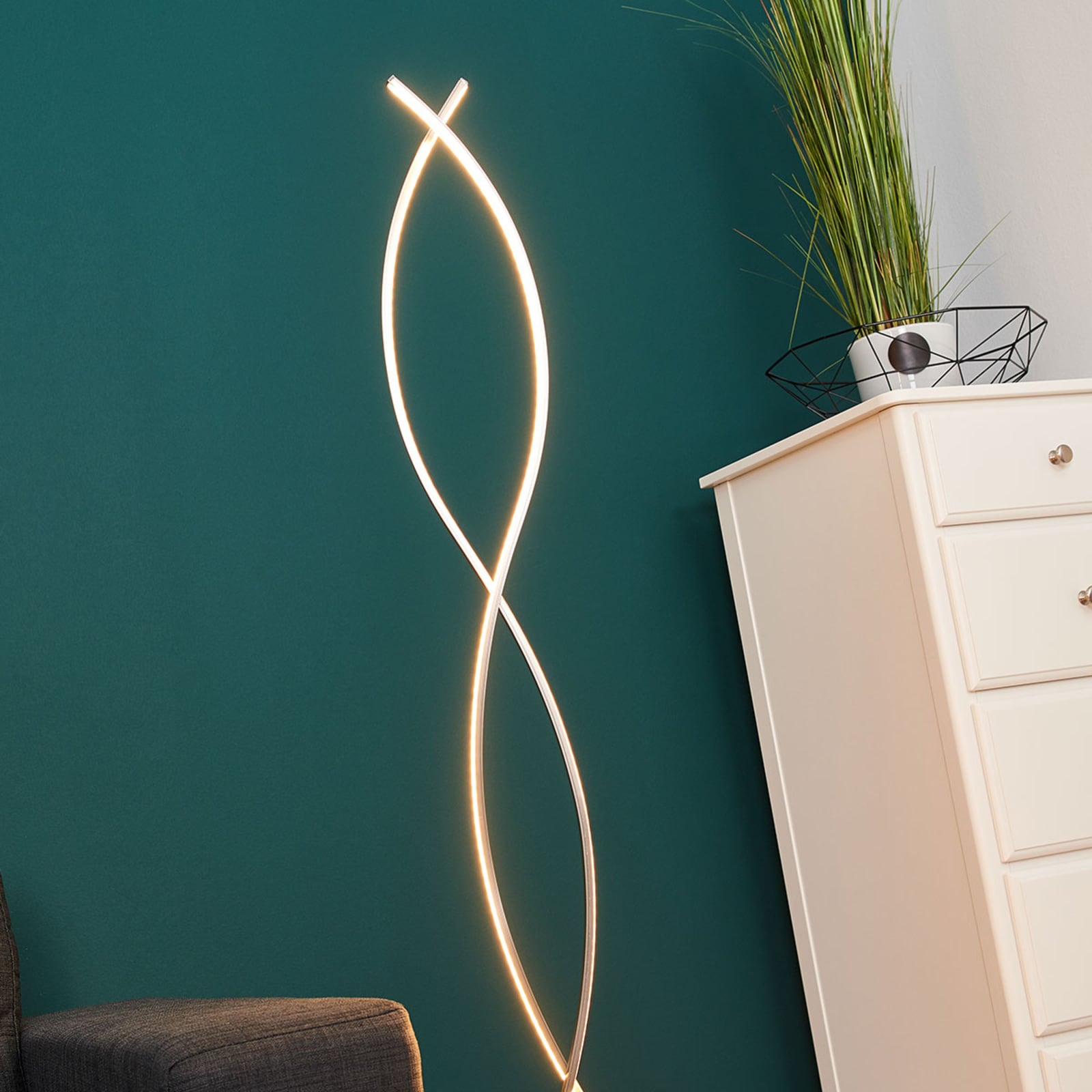 LED-gulvlampe Bobi matt nikkel aluminium montert i stue