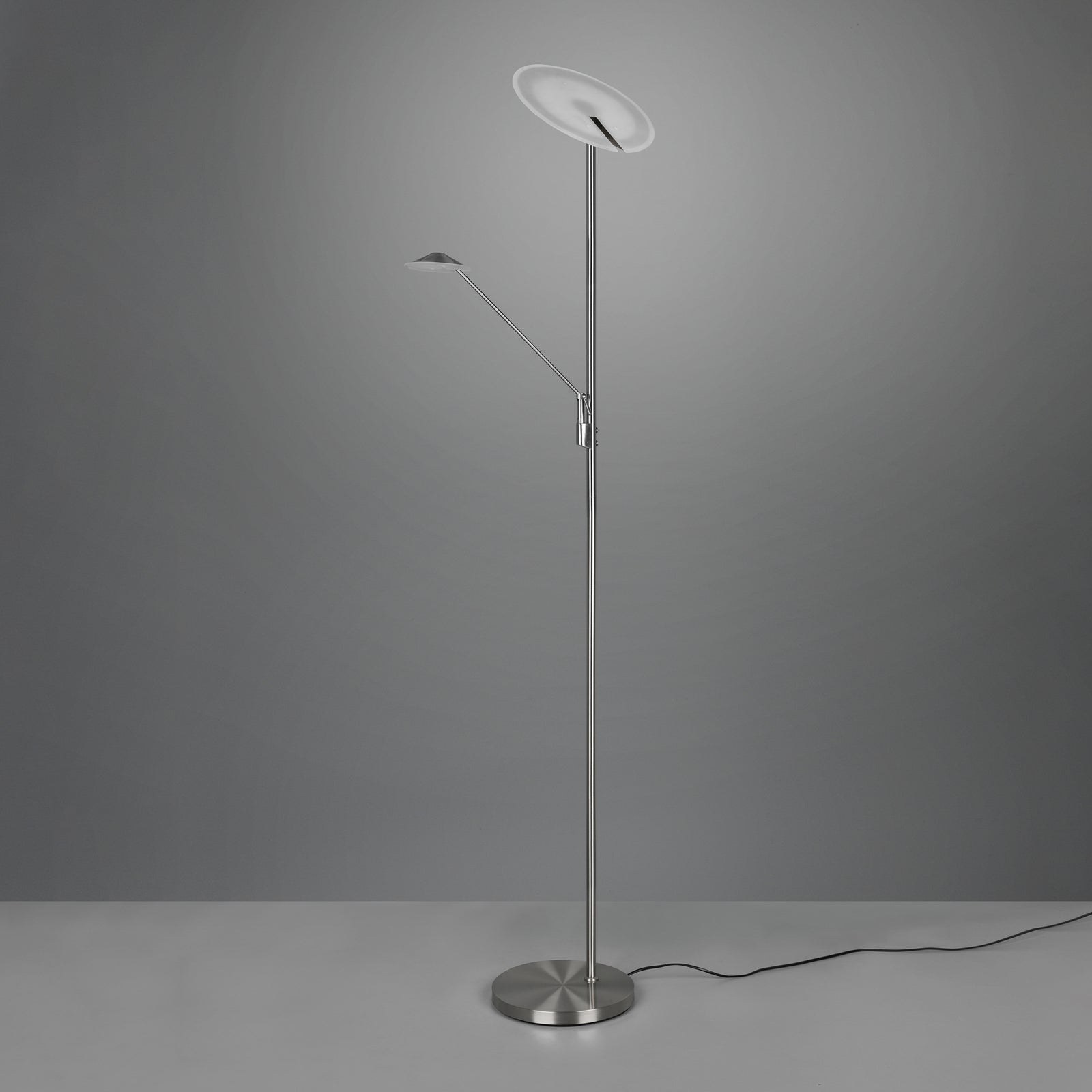 LED gulvlampe Brantford med leselampe matt nikkel lys på