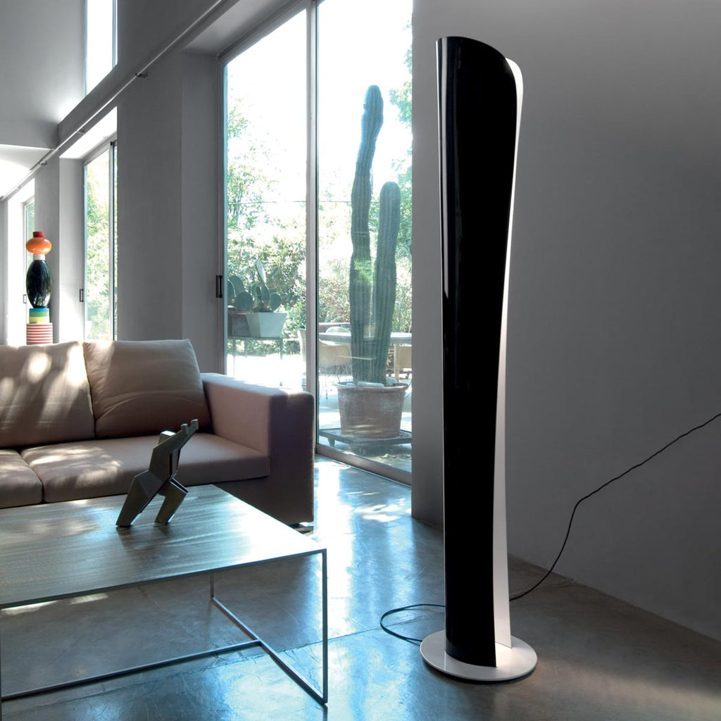 Detalj av LED gulvlampe Cadmo svart hvit dimbar 52W 2700K Artemide
