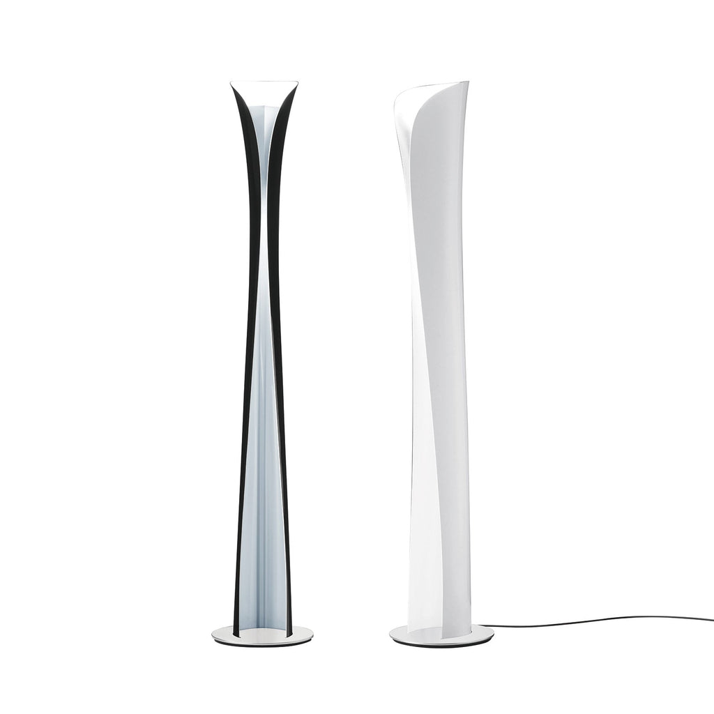 LED gulvlampe Cadmo svart hvit dimbar 52W 2700K Artemide montert i rom