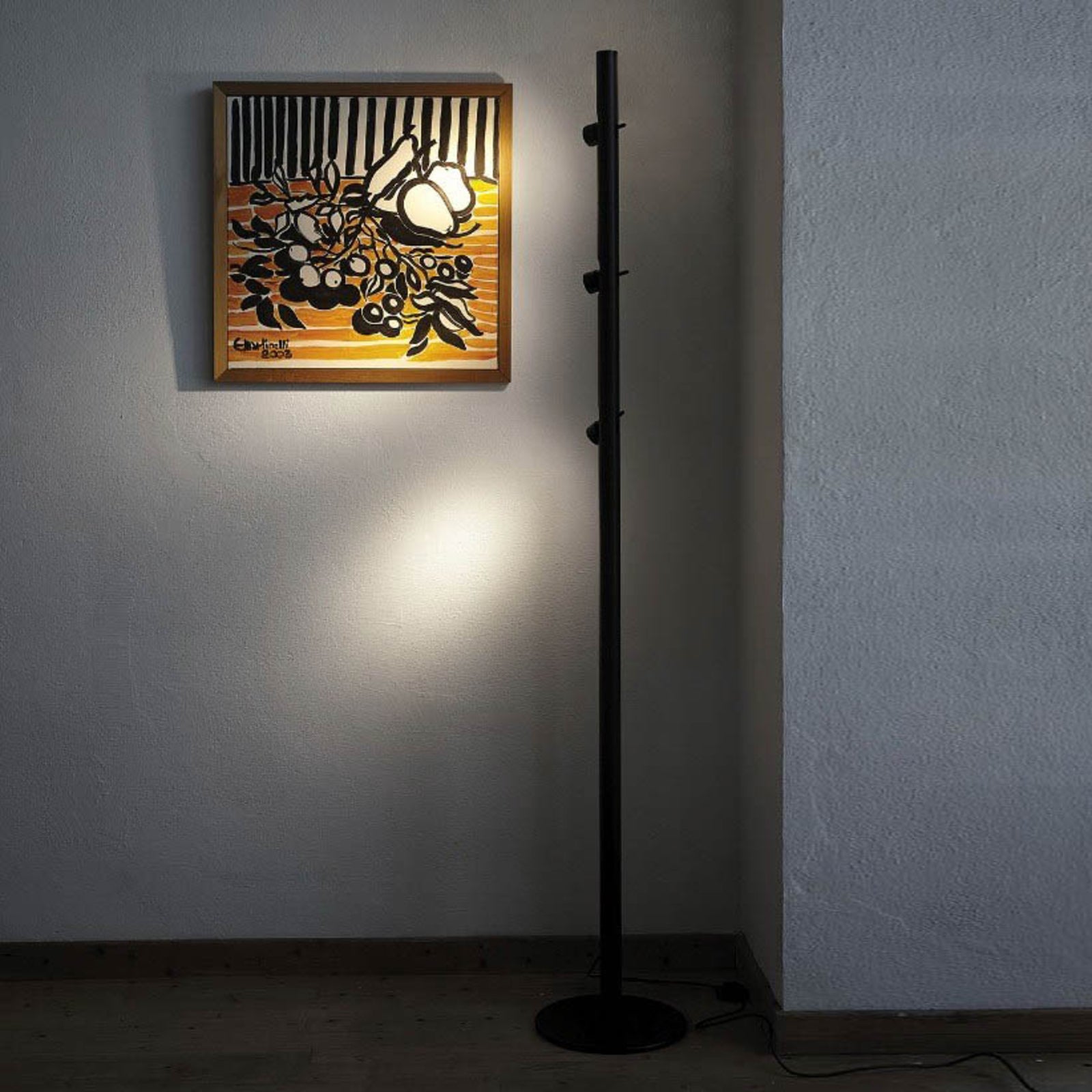 LED gulvlampe Calabrone 3-spots svart aluminium 170 cm montert i rom