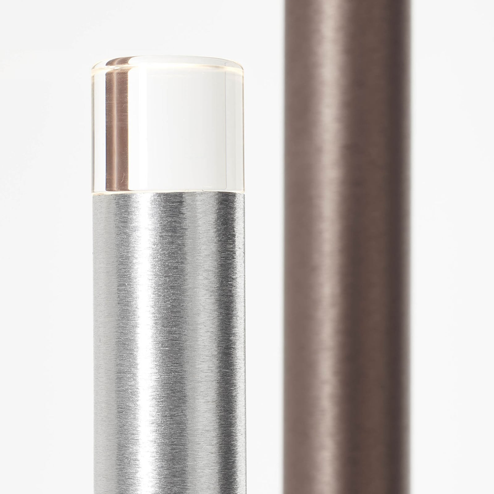 LED gulvlampe Cembalo 5-lys dimbar aluminium/brun nærbilde av fotdimmer