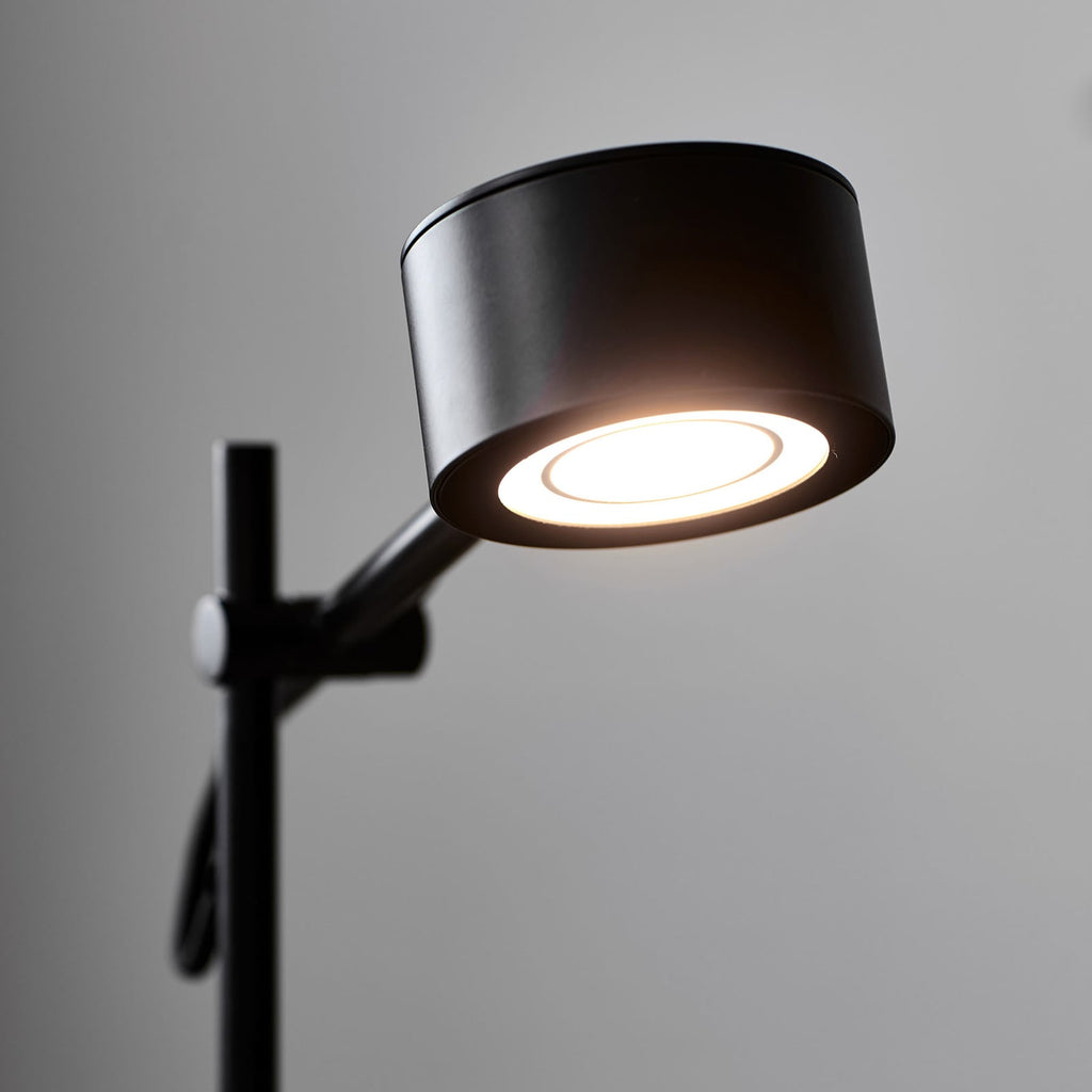 LED gulvlampe Clyde 2-lys dimbar svart 138 cm varmhvit nærbilde av dimmer