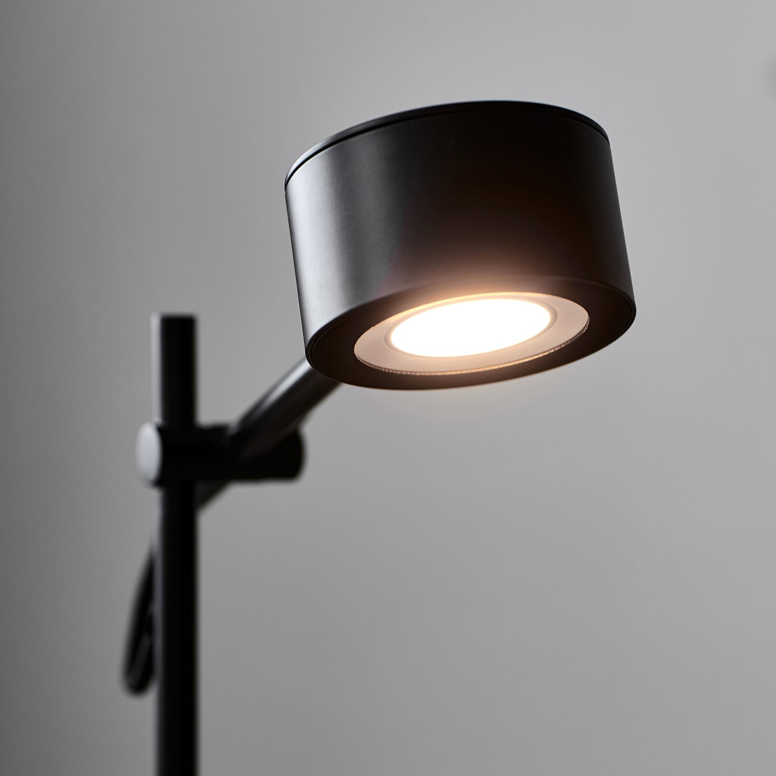 LED gulvlampe Clyde 2-lys dimbar svart 138 cm varmhvit kabel og plugg