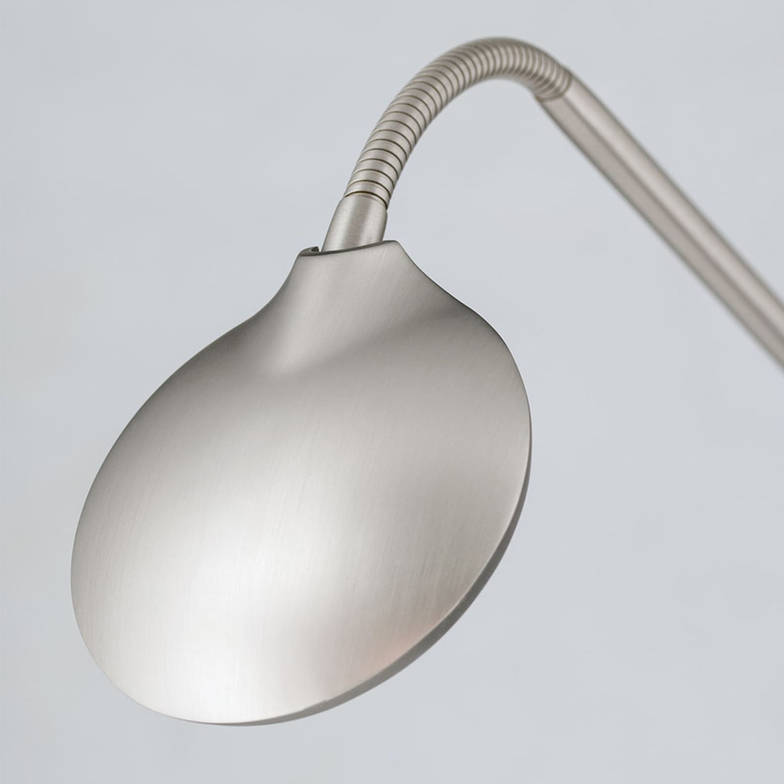 LED gulvlampe Cobra 2-lys dimbar matt nikkel nærbilde av bryter