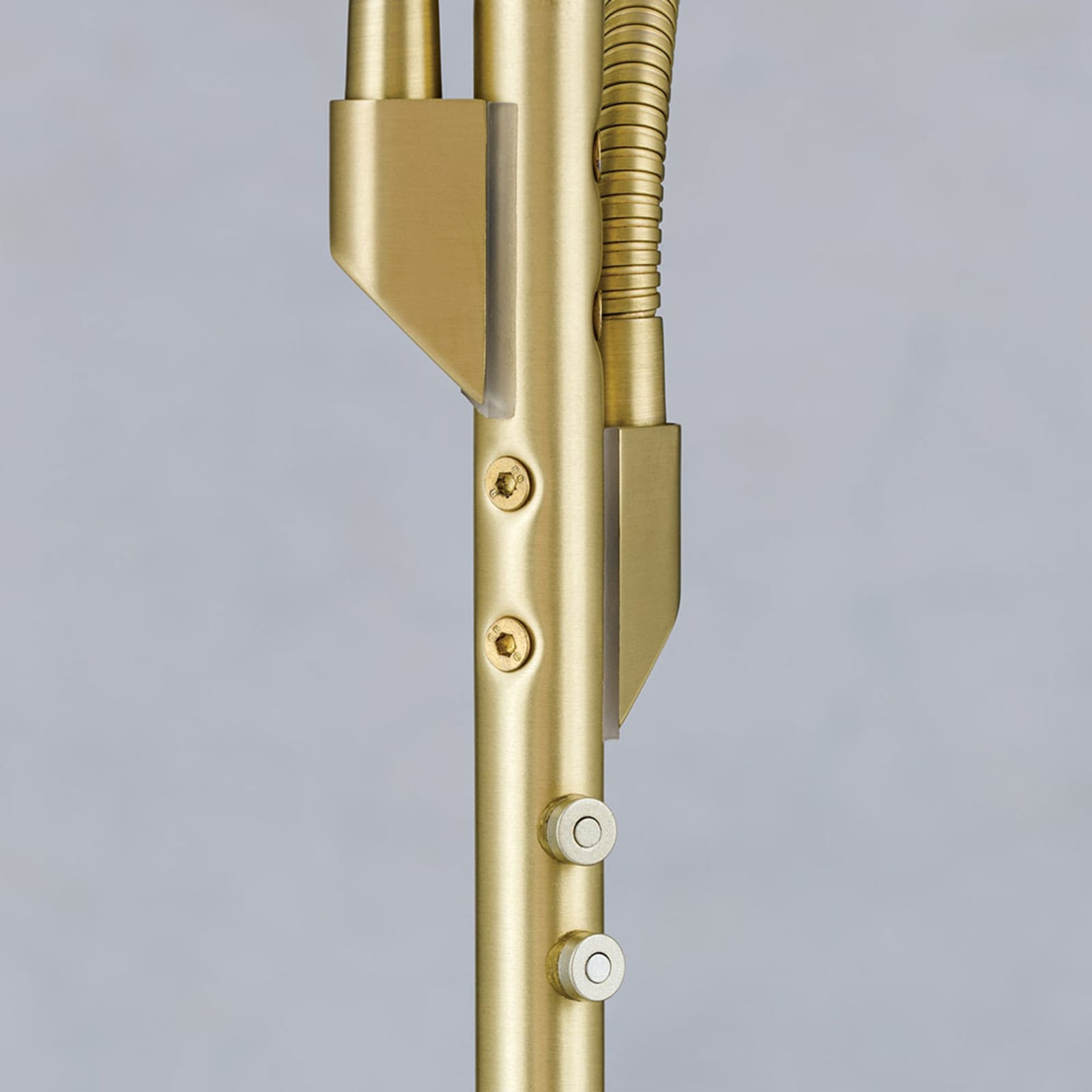 LED gulvlampe Cobra 2-lys matt messing dimbar CCT - ORION lyskilde