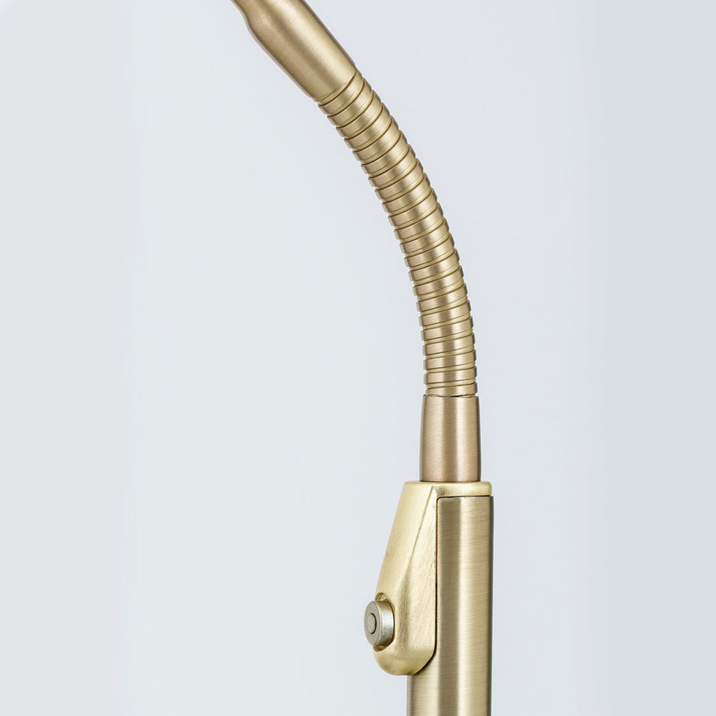 LED-gulvlampe Cobra dimbar CCT messing matt detalj av arm
