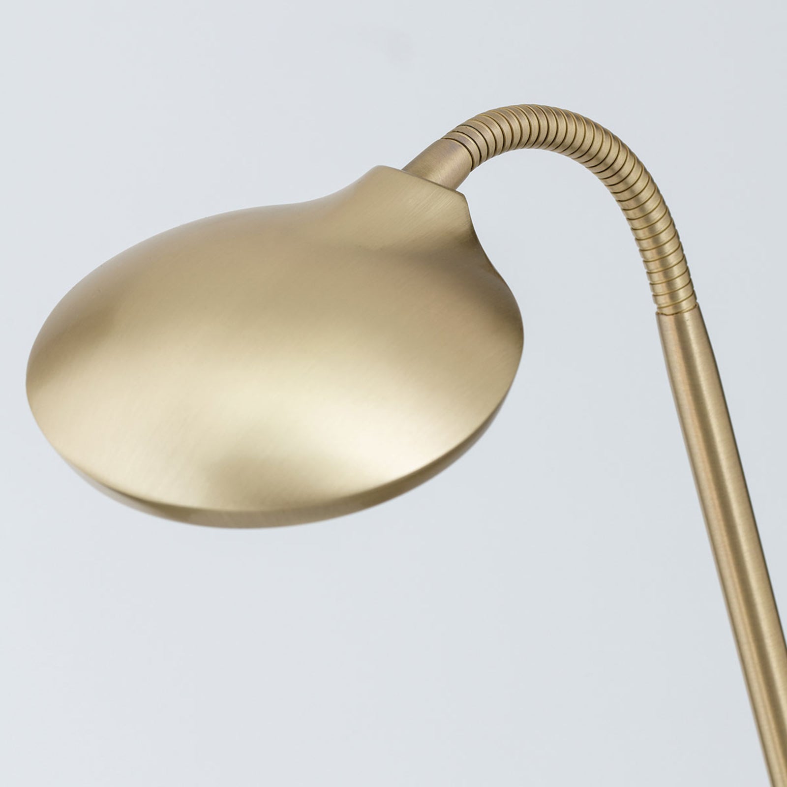 LED-gulvlampe Cobra dimbar CCT messing matt montert i rom