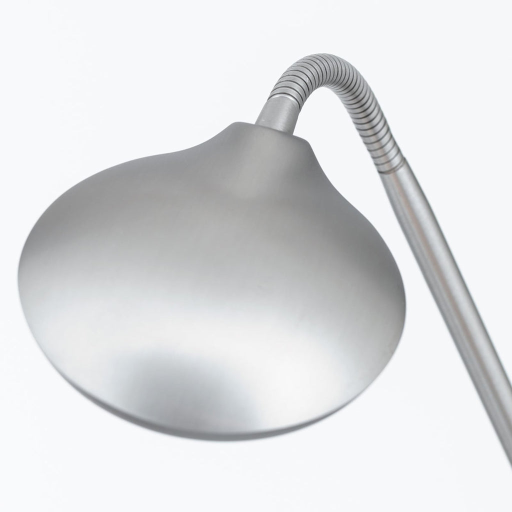 LED gulvlampe Cobra matt nikkel CCT dimbar 6W nærbilde av bryter