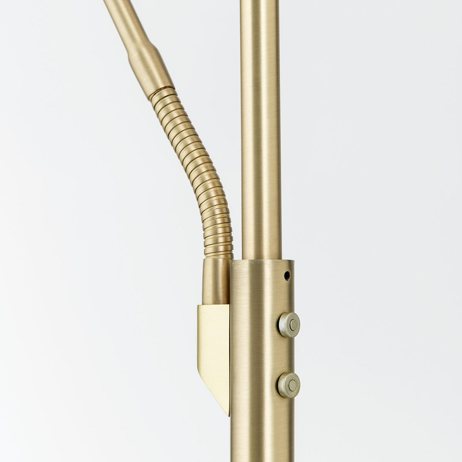 Montert LED gulvlampe Cobra med leselampe dimbar CCT messing i rom