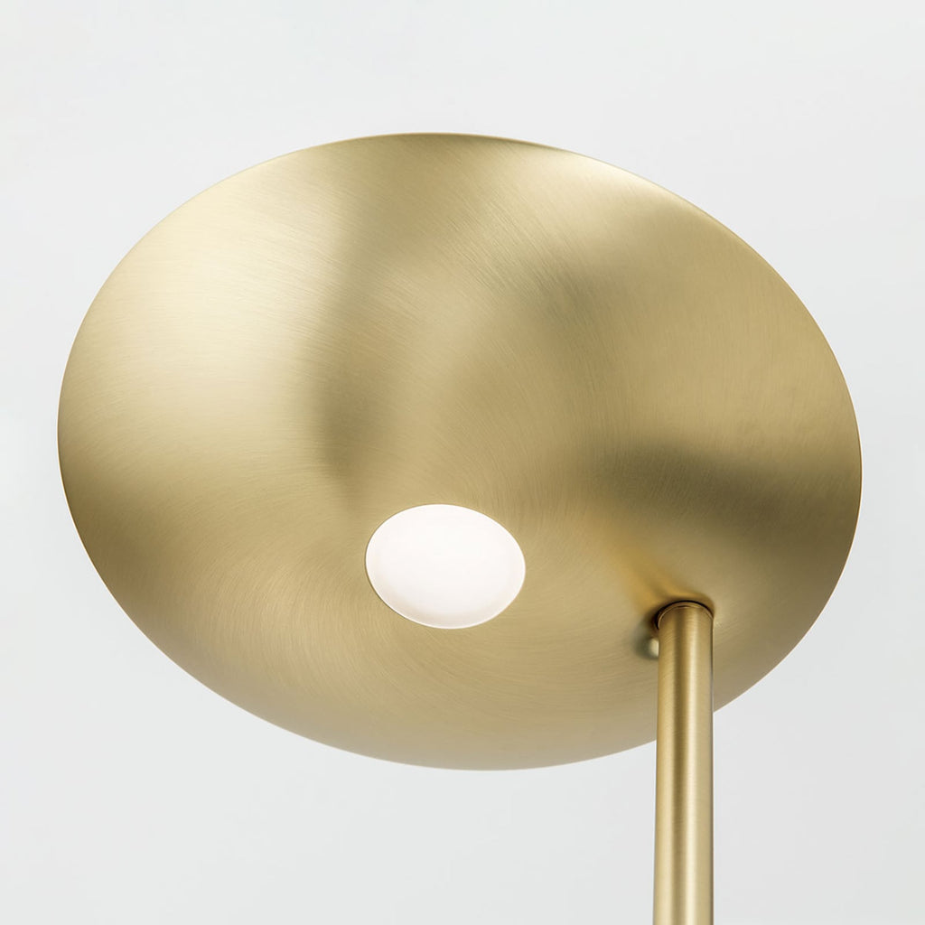 Nærbilde av leselampe på LED gulvlampe Cobra med leselampe dimbar CCT messing