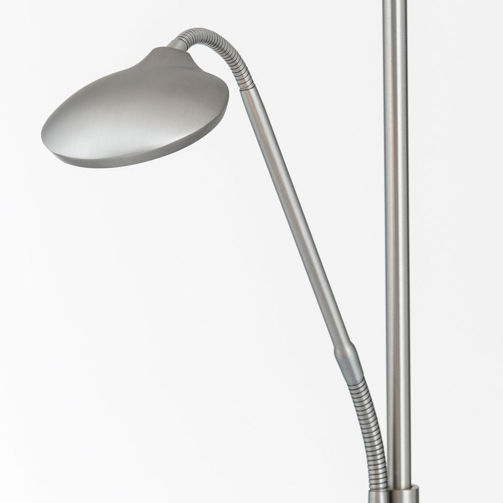 LED gulvlampe Cobra med leselampe matt nikkel montert i rom