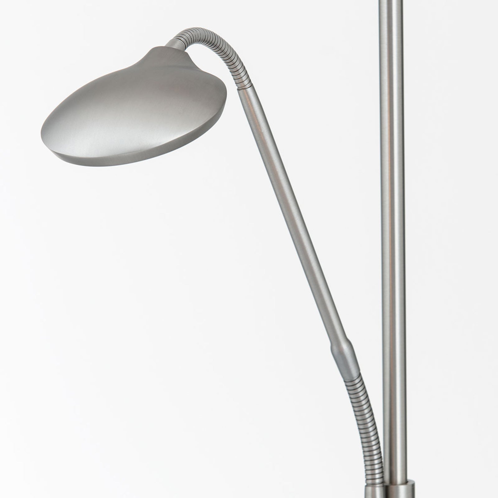 LED gulvlampe Cobra med leselampe matt nikkel montert i rom