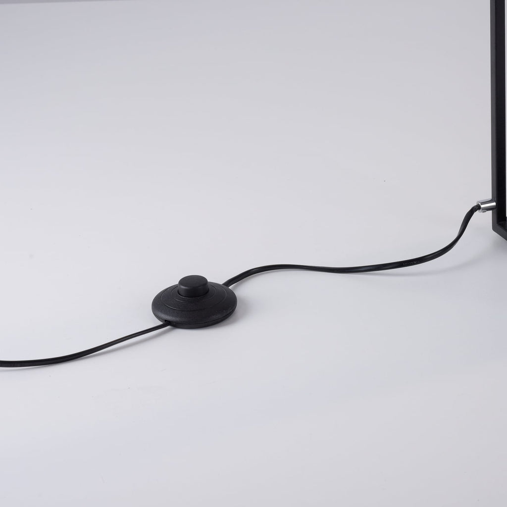 LED gulvlampe Contura dimbar matt svart 140 cm med lys på