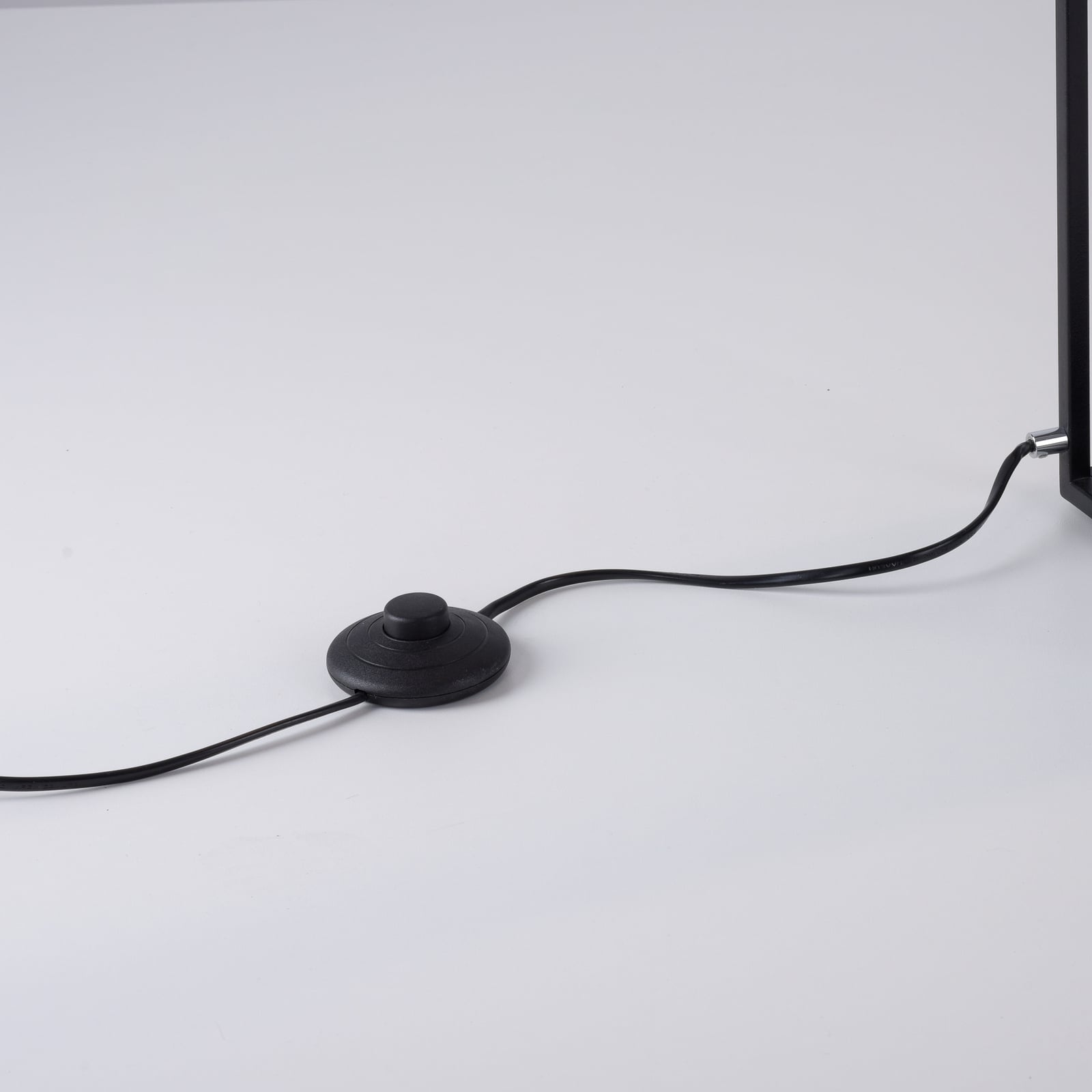 LED gulvlampe Contura dimbar matt svart 140 cm med lys på