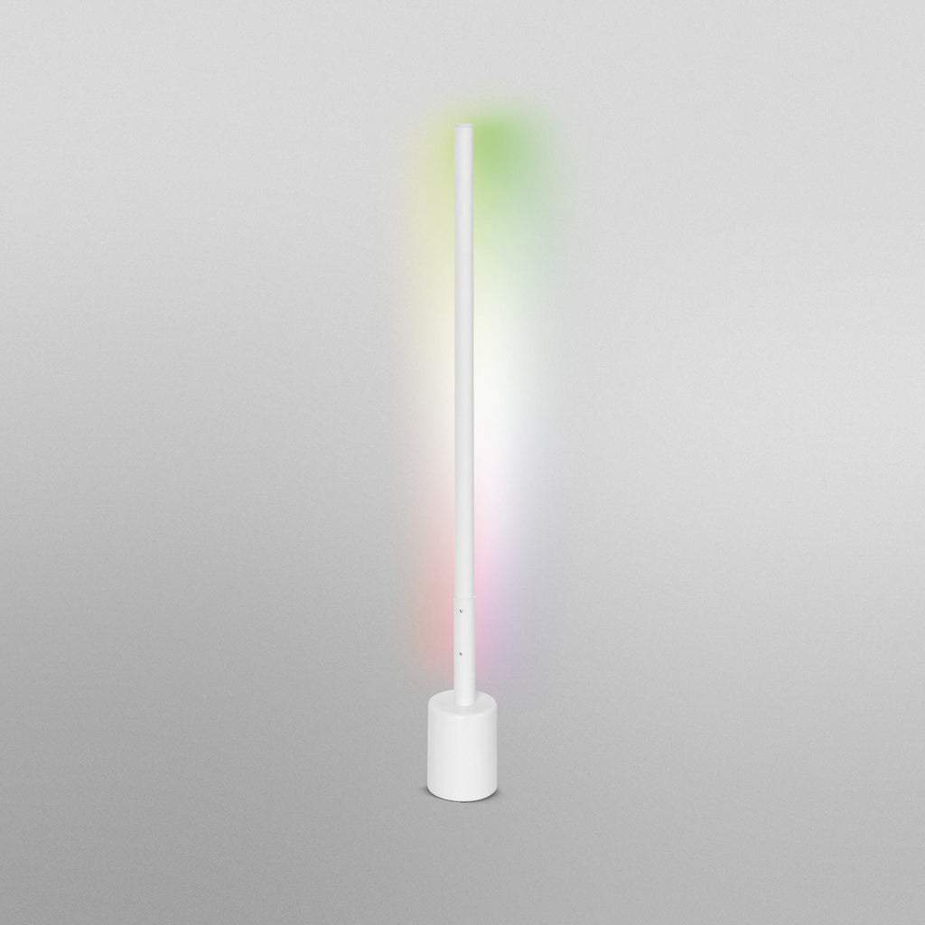 LED gulvlampe CORNER SLIM WiFi RGB CCT dimbar hvit 80 cm montert i stue