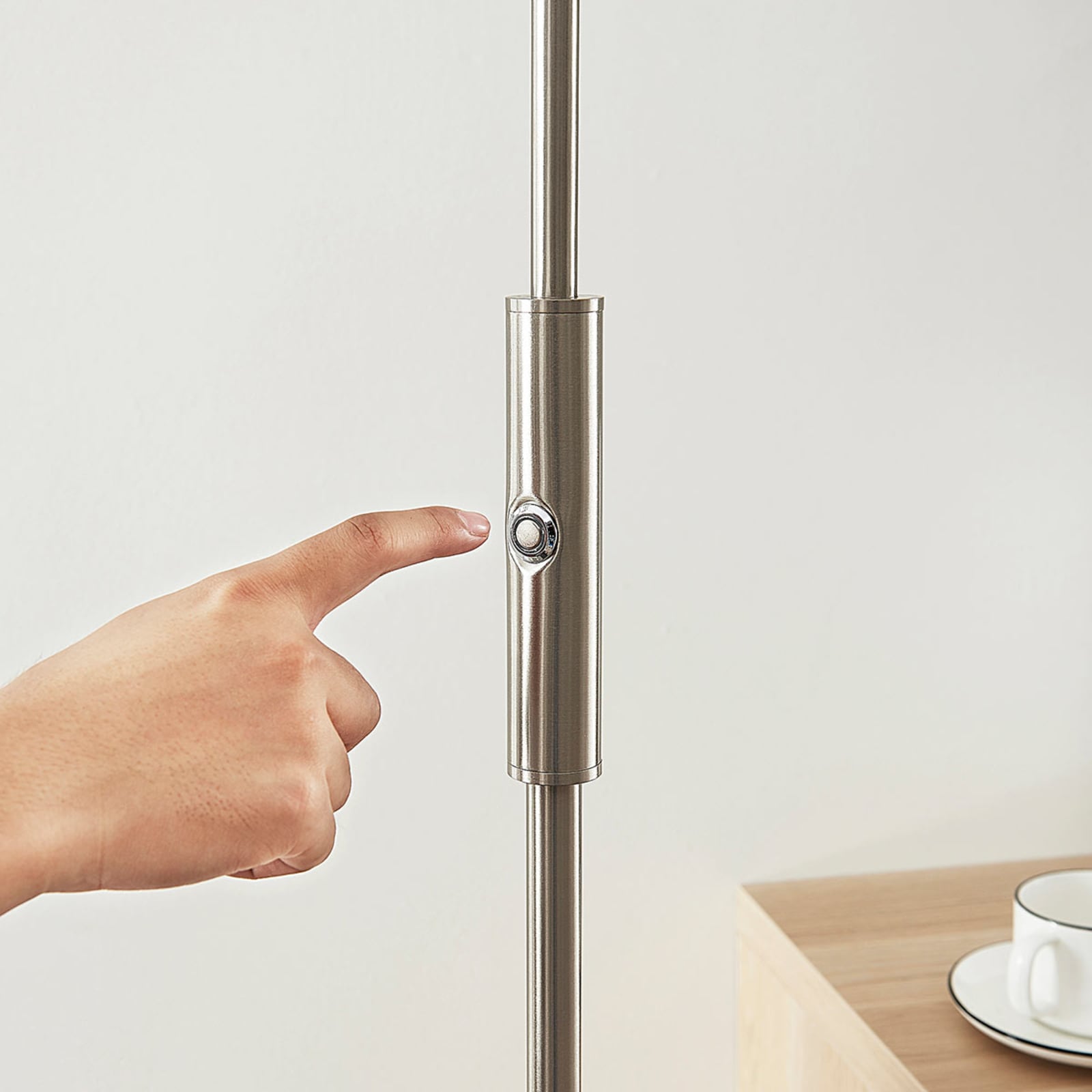 LED gulvlampe Darion dimbar grå metall detalj av lampeskjerm