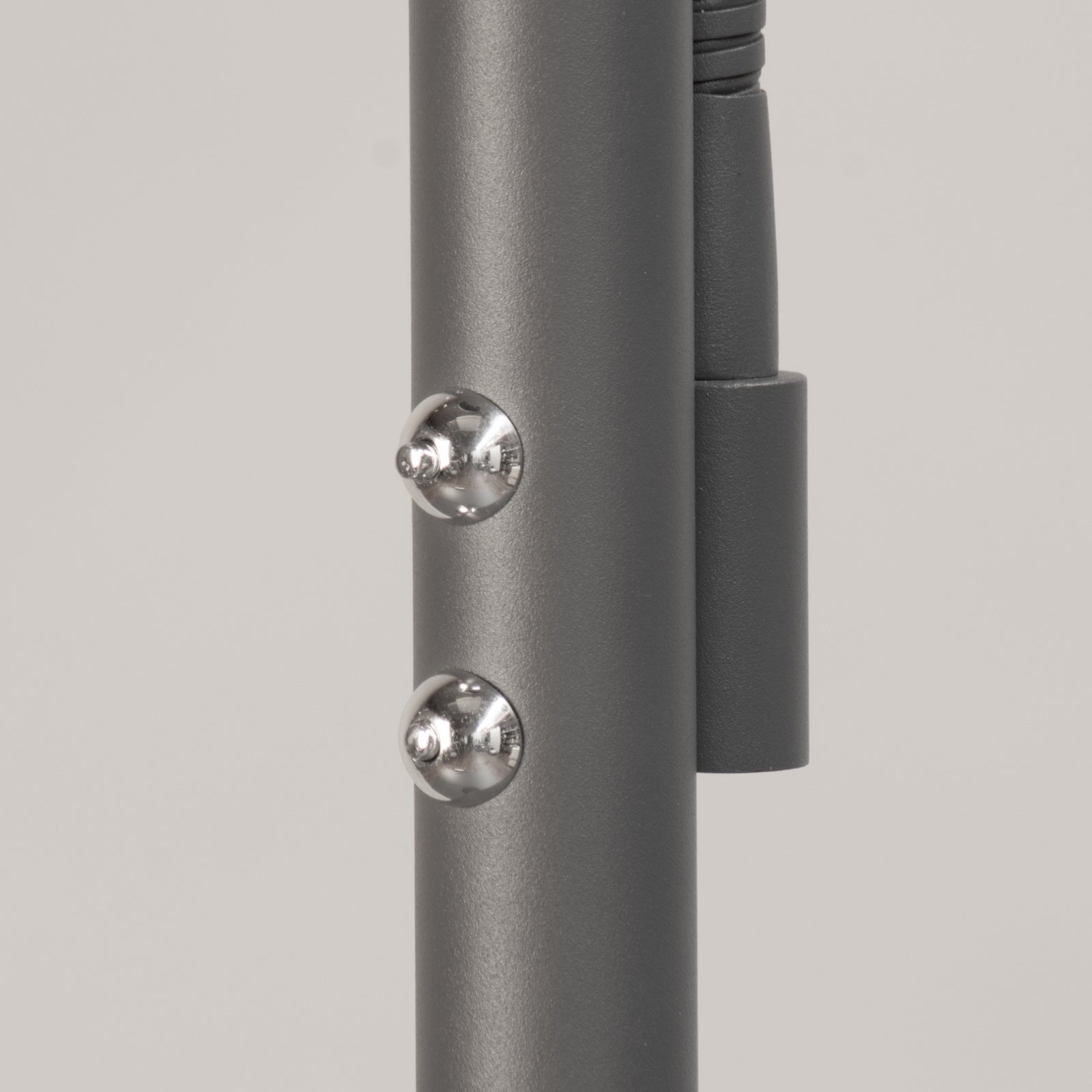 Montert LED gulvlampe Dent 2-lys dimbar CCT metall og glass i rom