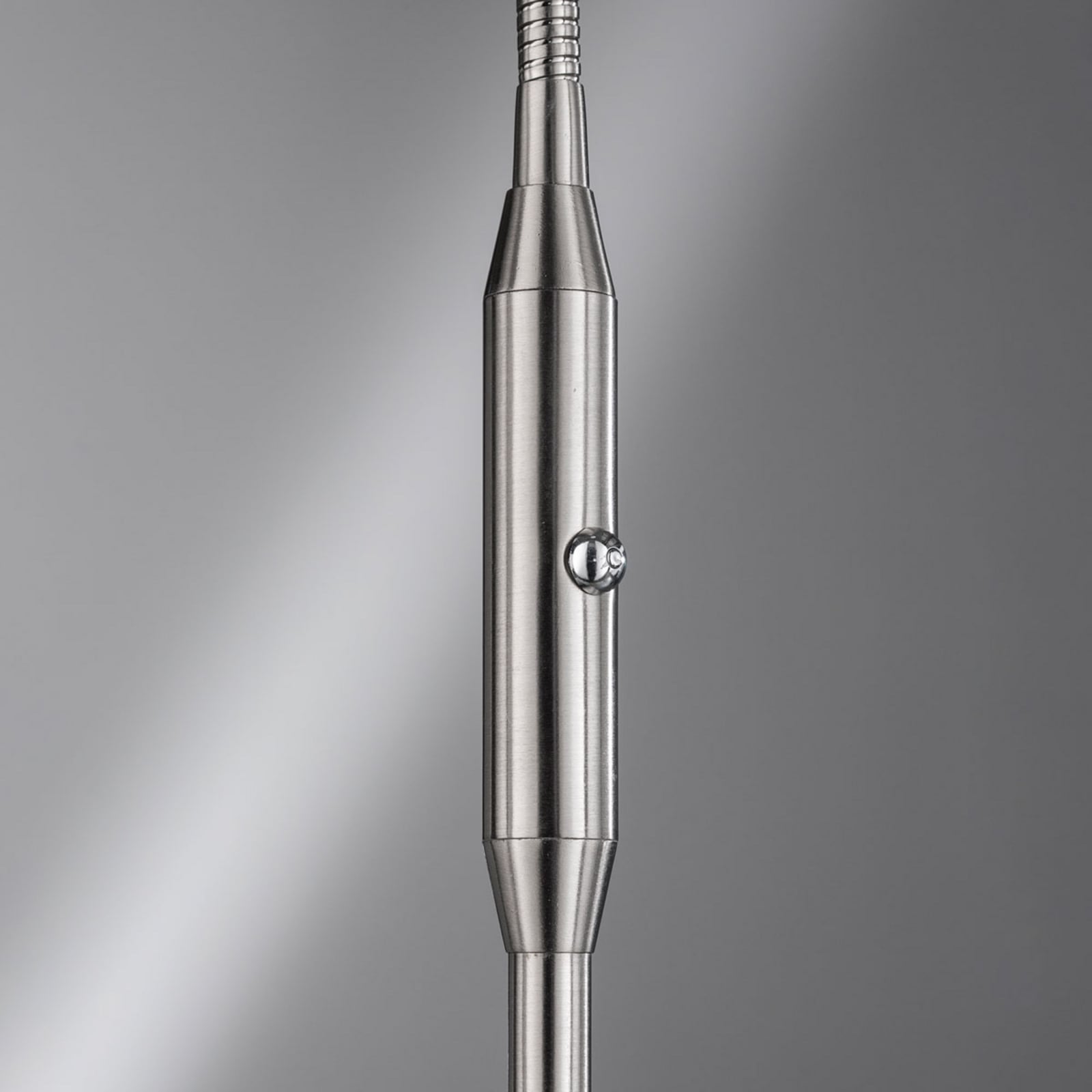 LED-gulvlampe Dent CCT dimbar matt nikkel med kromdetaljer