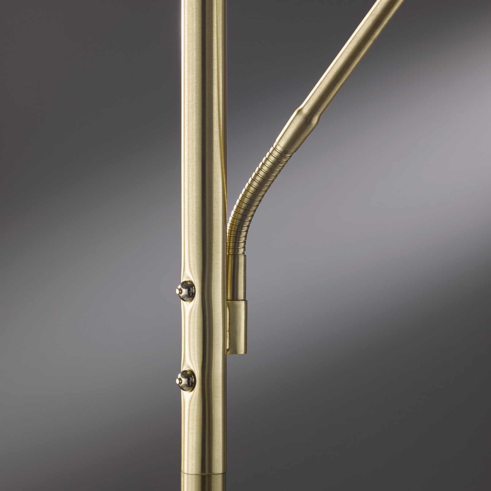 LED gulvlampe Dent med lesearm CCT dimbar messing 180 cm i bruk