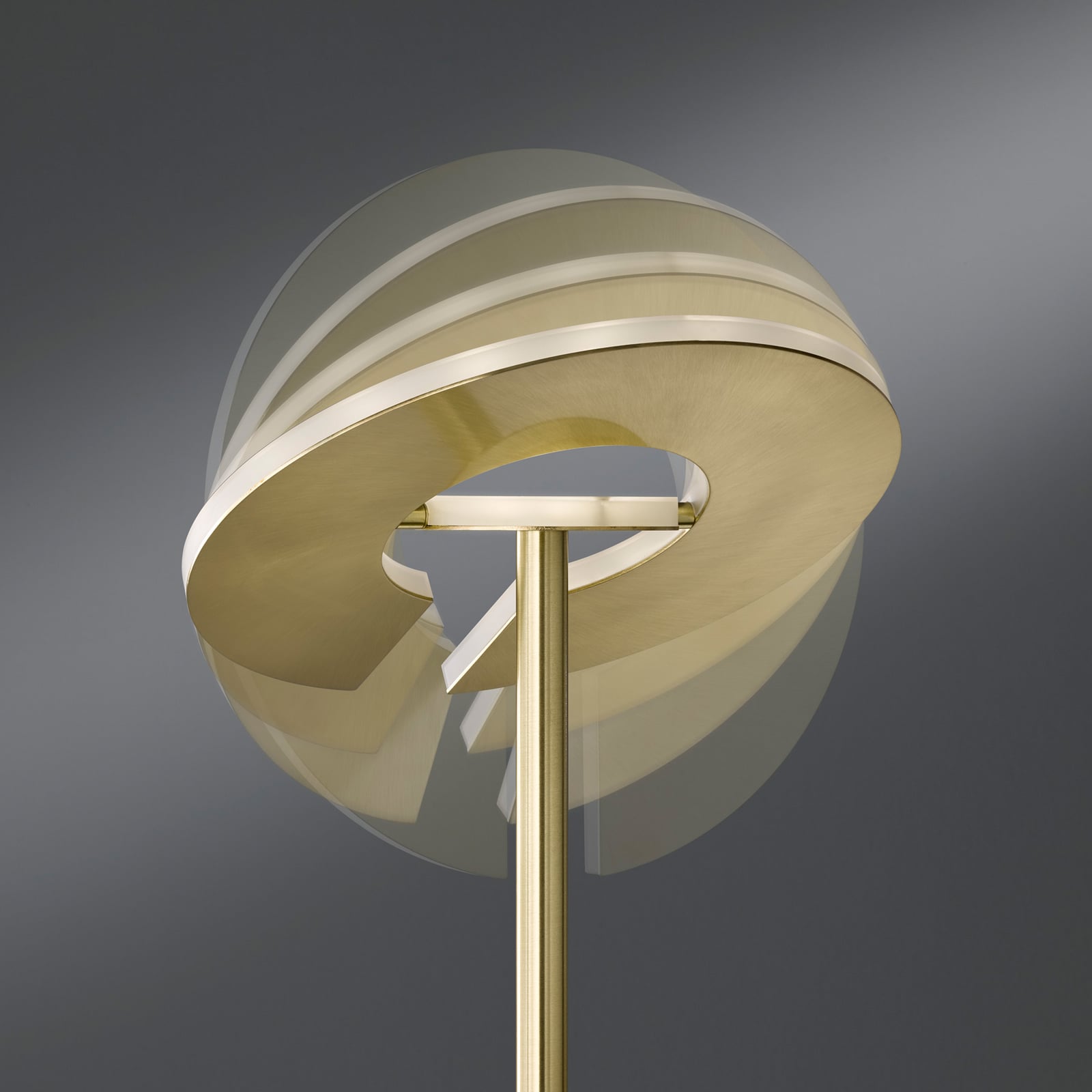 Sideprofil av LED gulvlampe Dent med lesearm CCT dimbar messing 180 cm