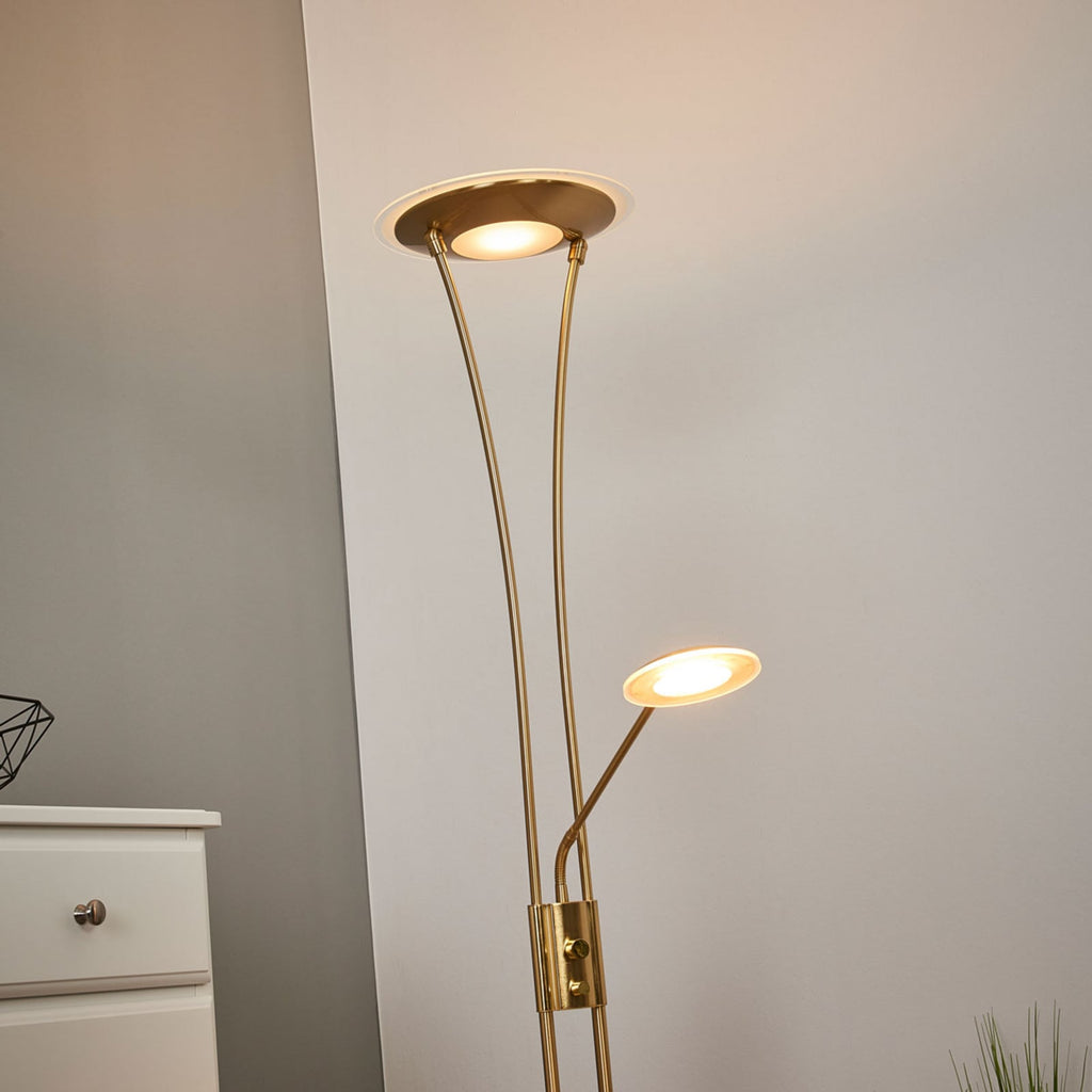 LED gulvlampe Eda opplys messing dimbar 180 cm montert i stue