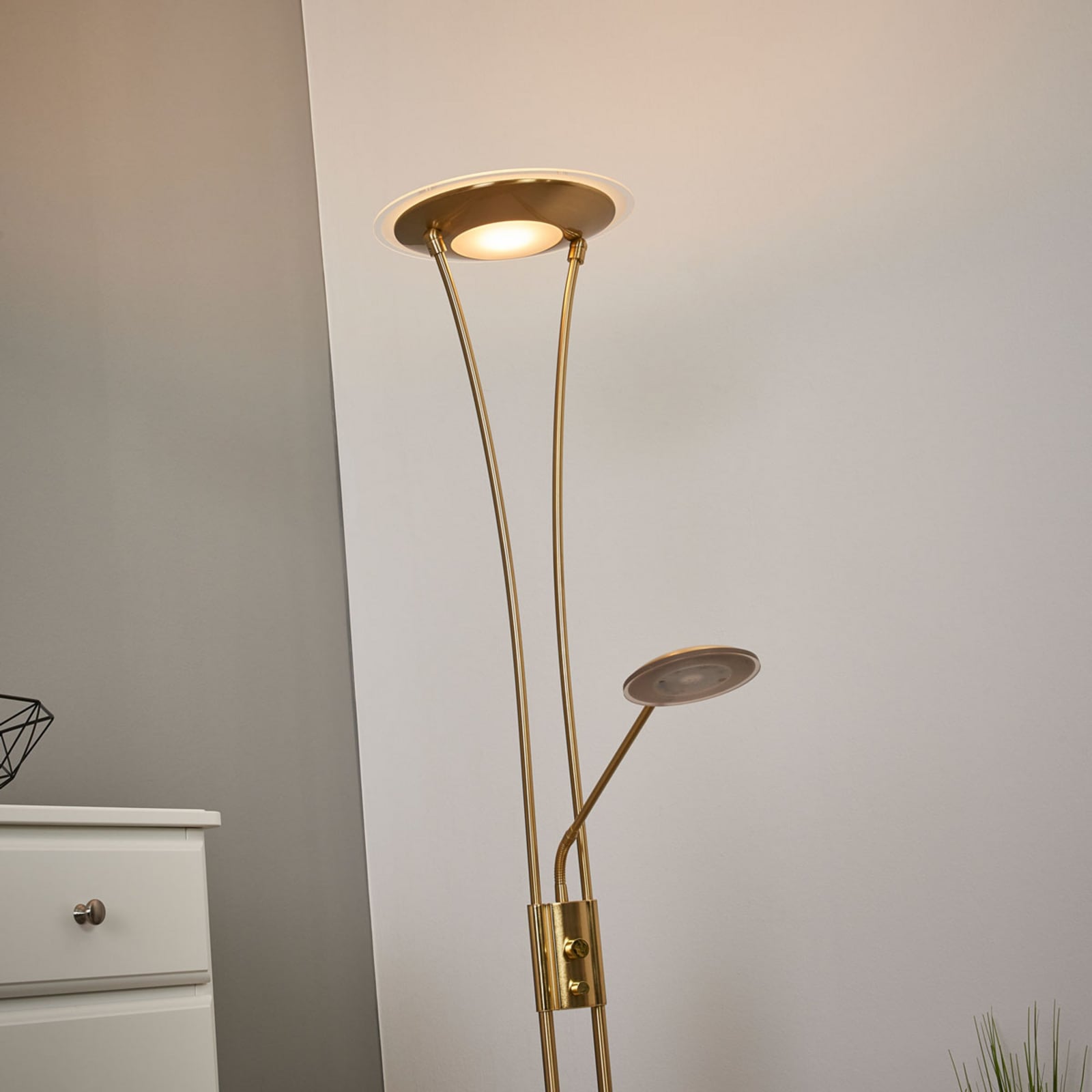 LED gulvlampe Eda opplys messing dimbar 180 cm nærbilde av leselys