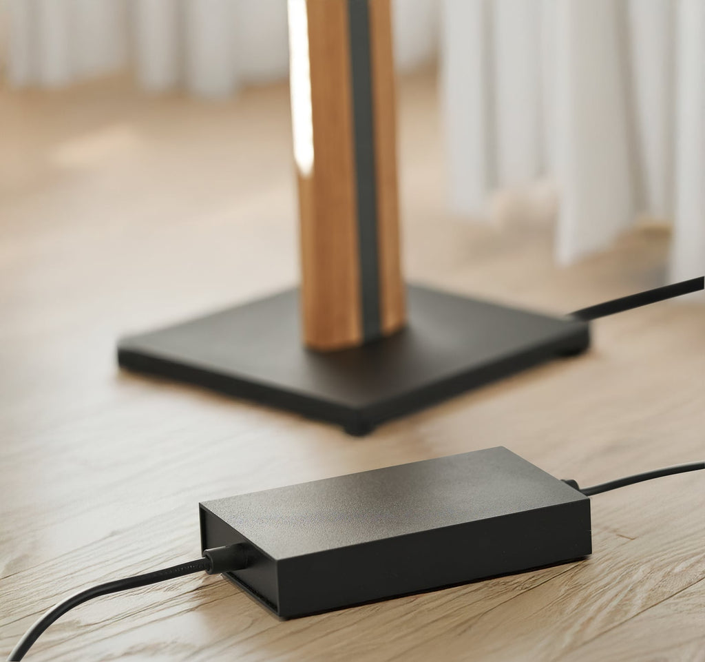 LED gulvlampe Elis dimbar eik/svart 148 cm nærbilde av lampefot