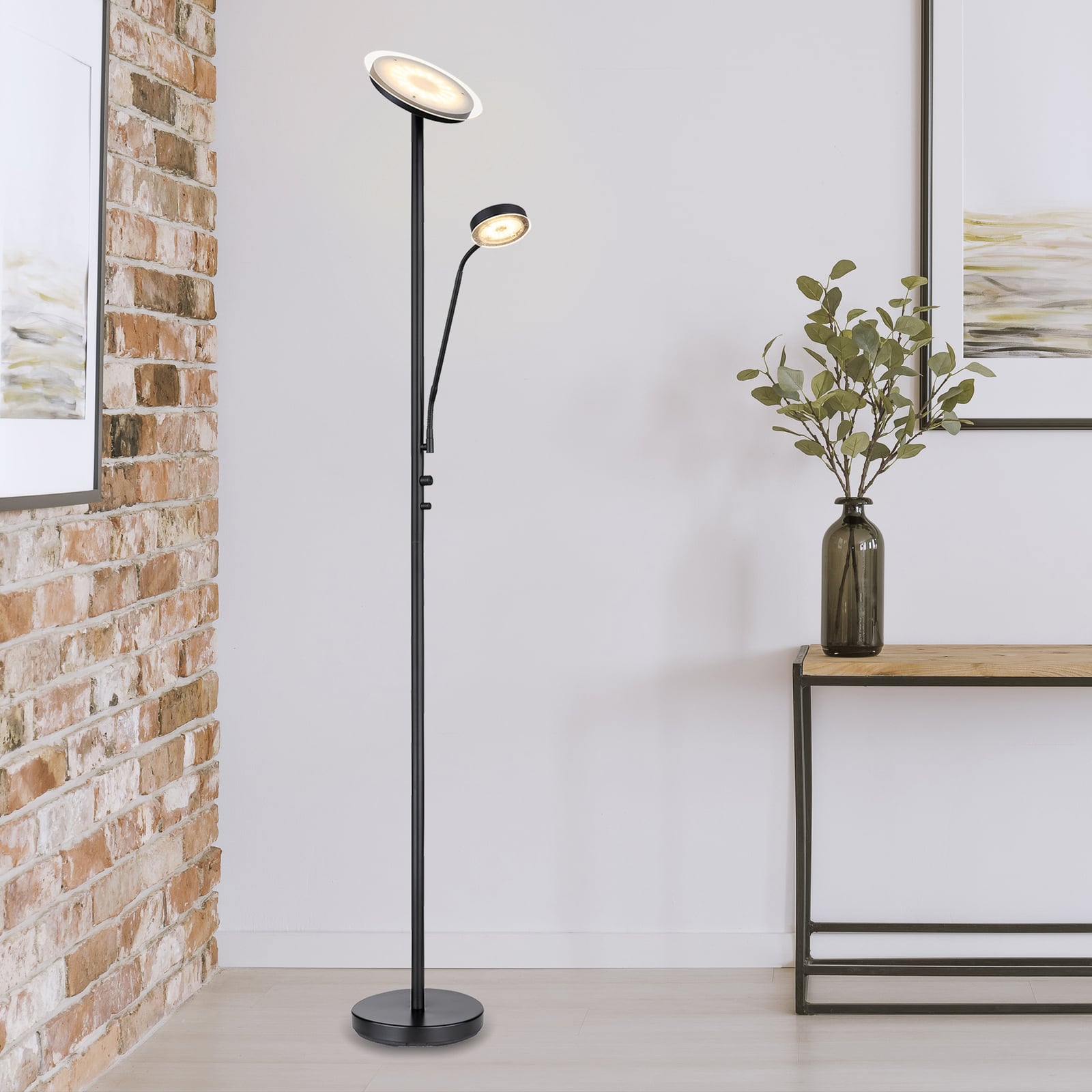 LED gulvlampe Ernst med fleksarm svart forfra