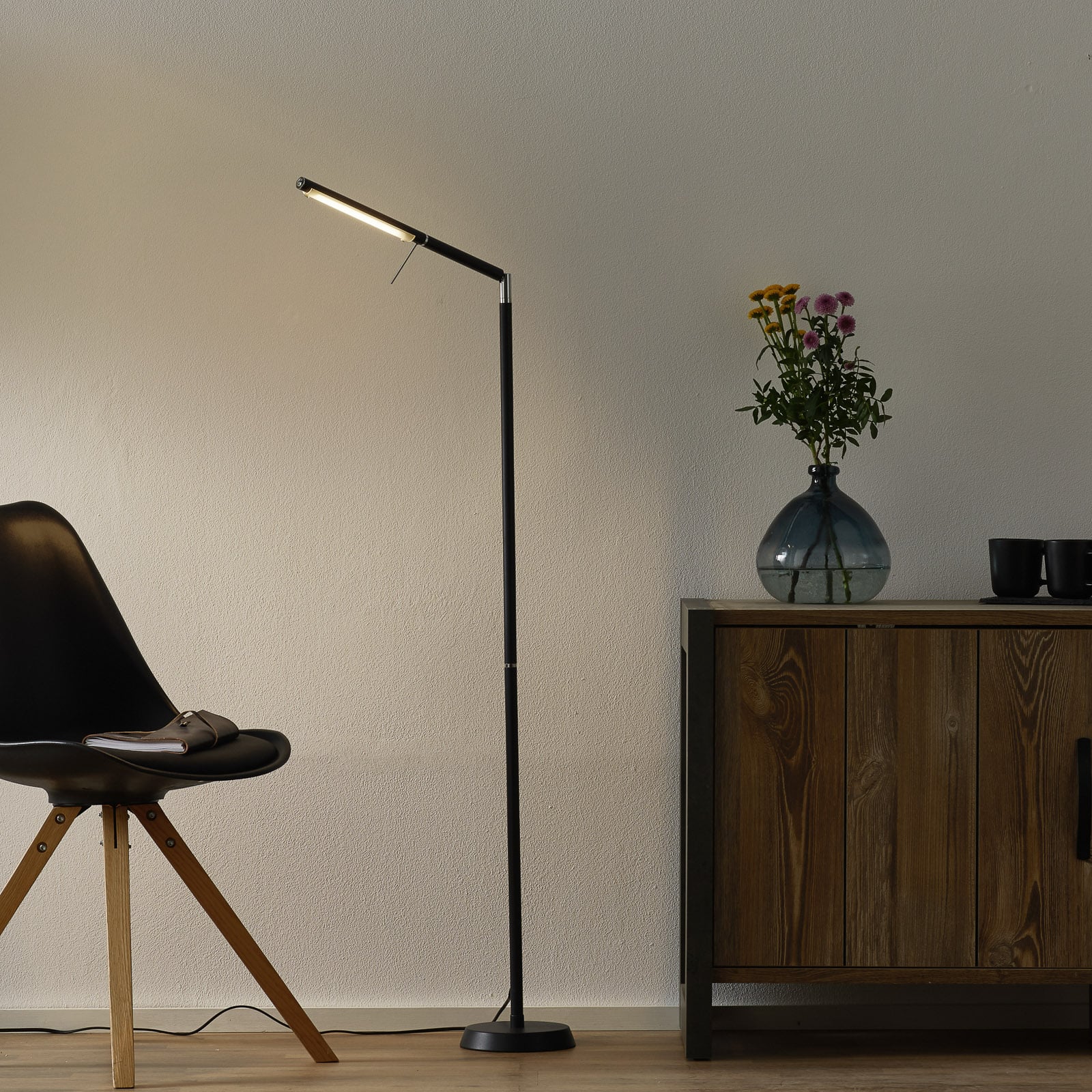 LED gulvlampe Filigran dimbar svart matt metall forfra