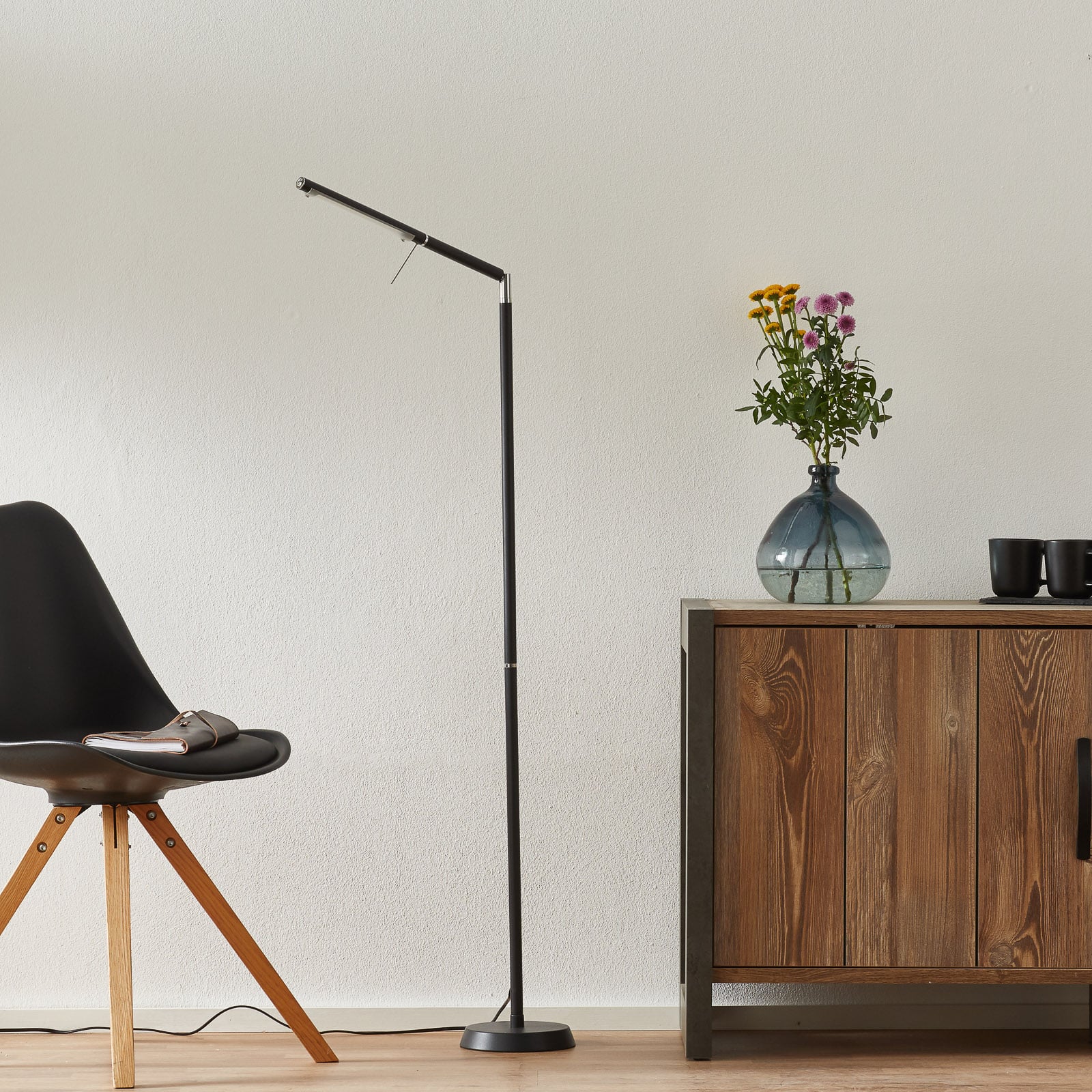 LED gulvlampe Filigran dimbar svart matt metall bakside