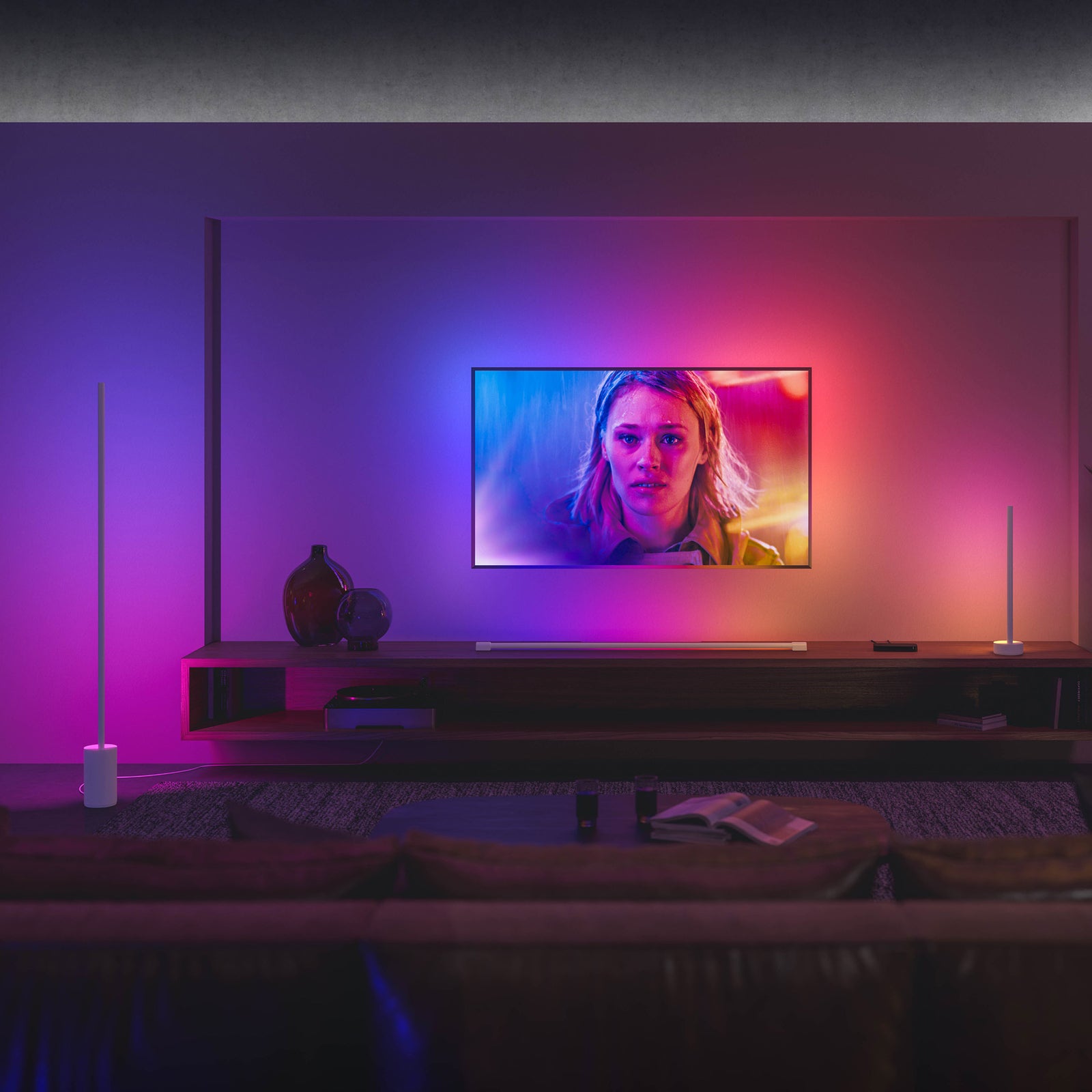 Montert LED gulvlampe Gradient Signe hvit RGBW dimbar Zigbee Philips Hue i stue