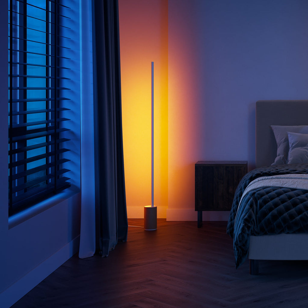 LED gulvlampe Gradient Signe Oak hvit/eik montert i rom