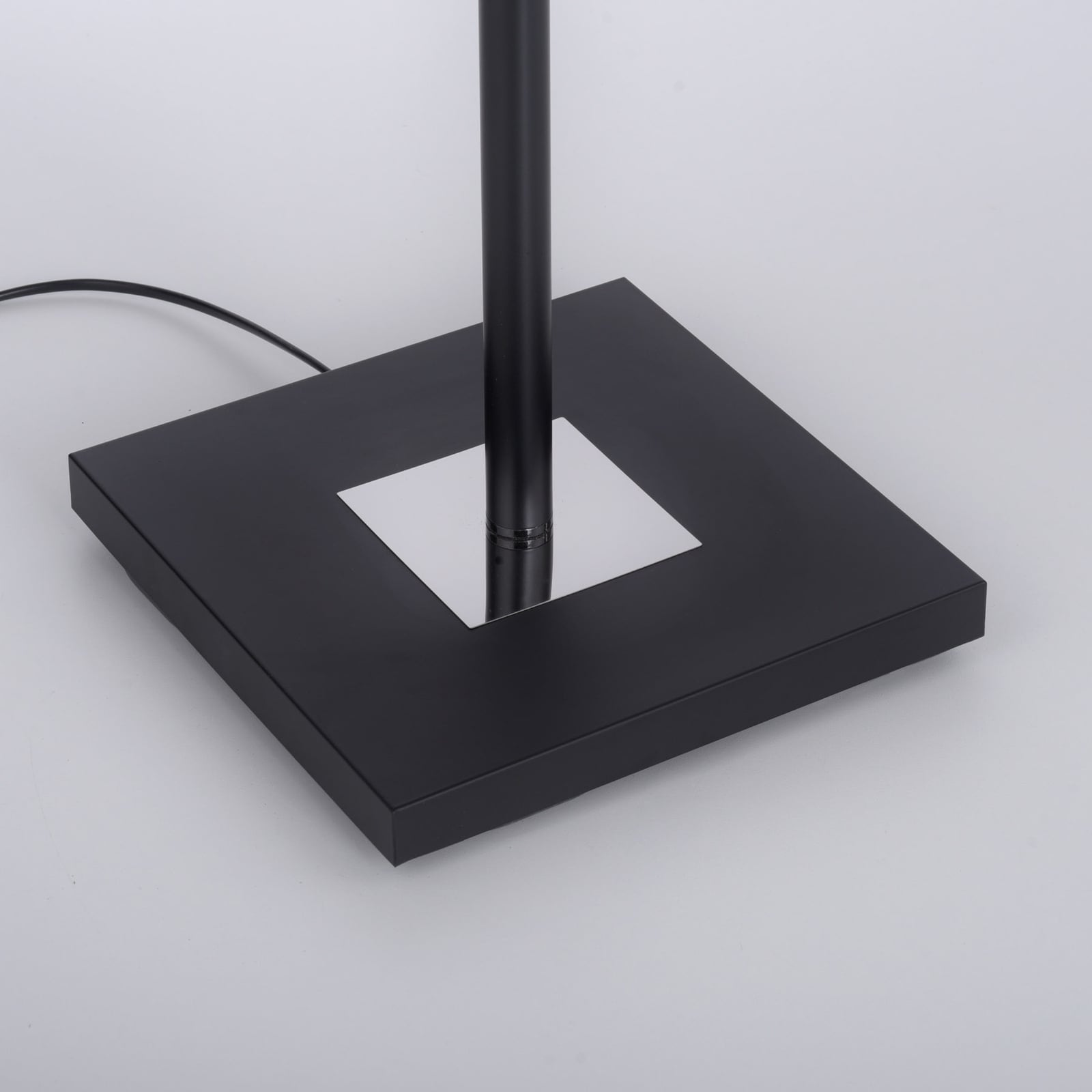 Nærbilde av LED gulvlampe Hans med leselampe kantet svart dimbar JUST LIGHT bryter