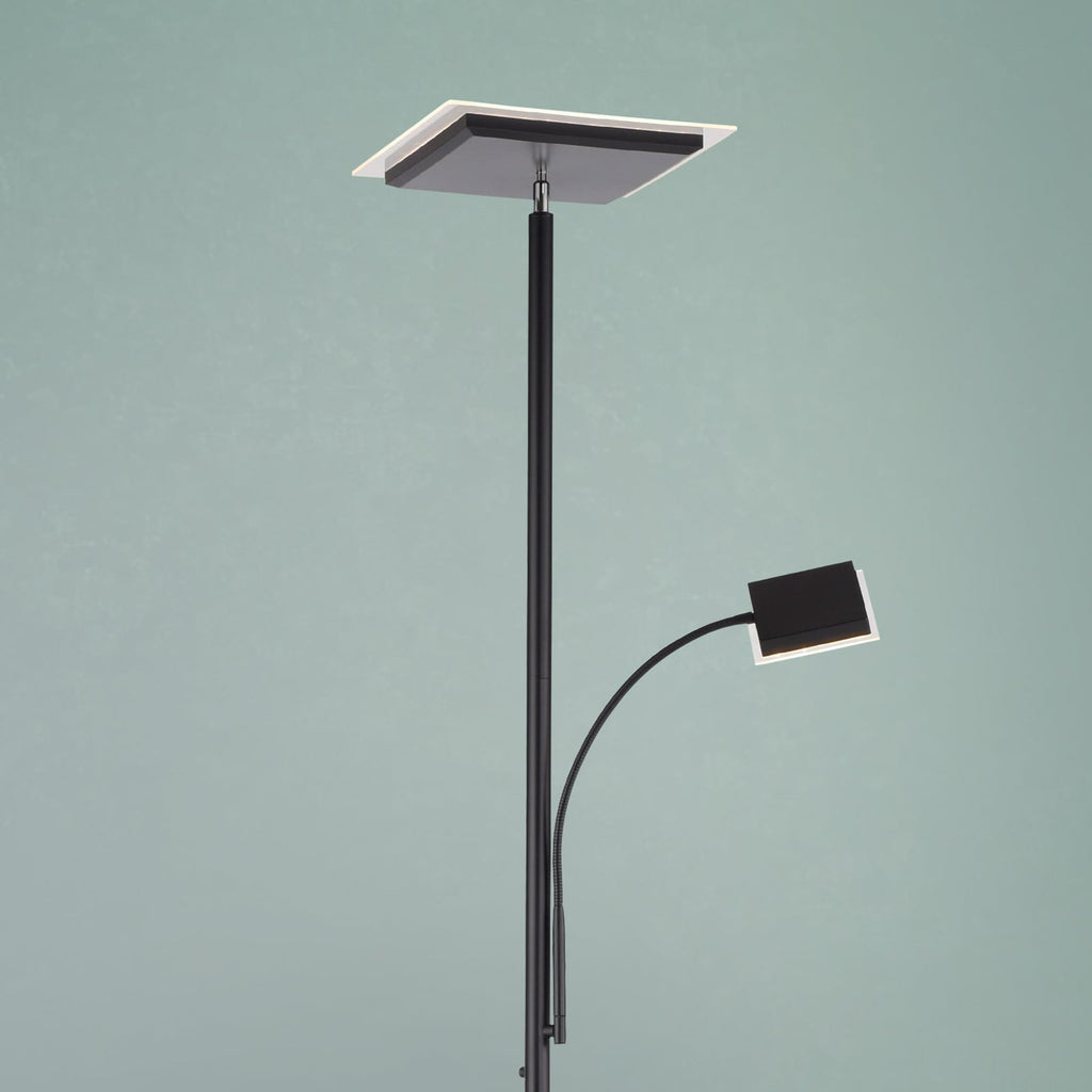 LED gulvlampe Hans med leselampe kantet svart dimbar JUST LIGHT i bruk