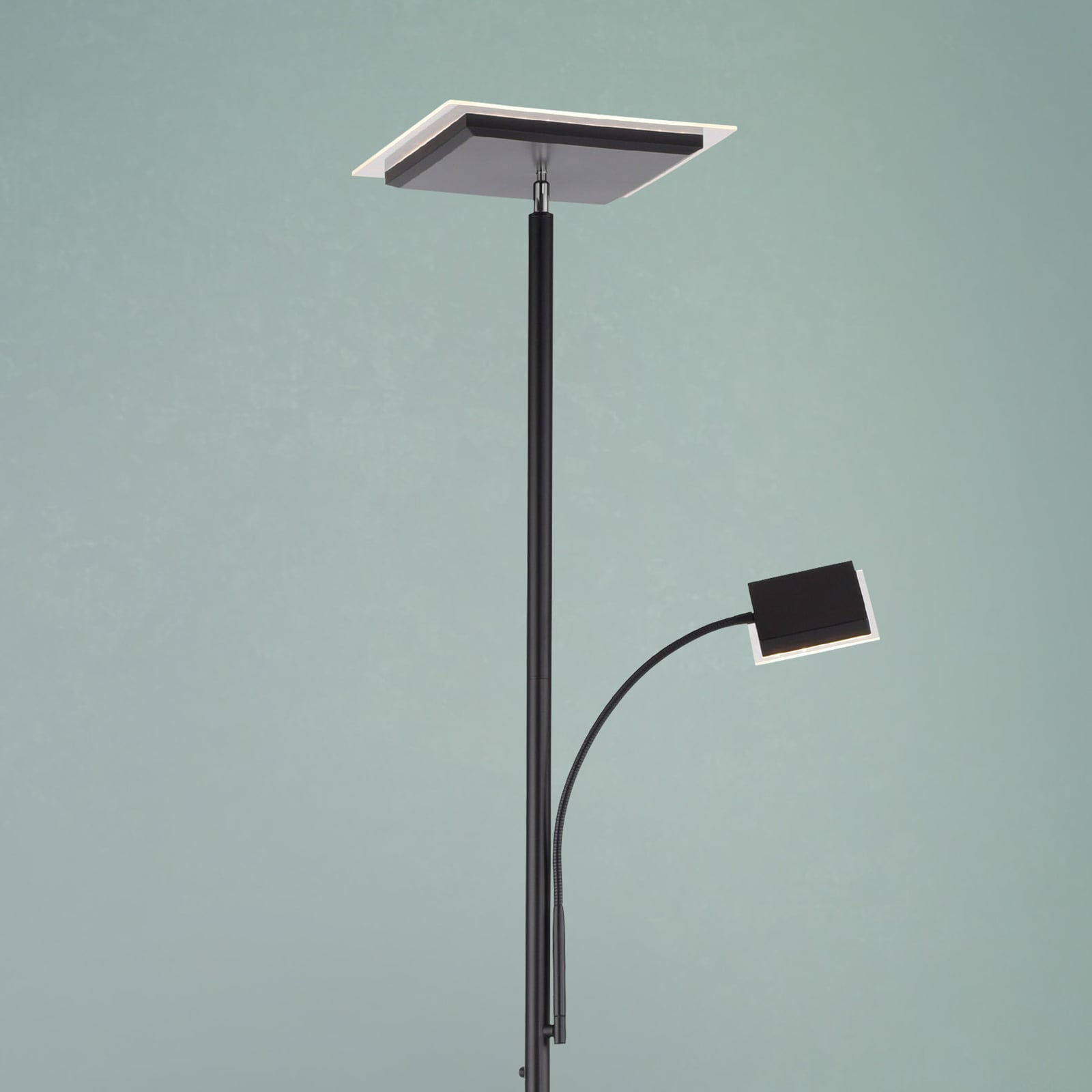 LED gulvlampe Hans med leselampe kantet svart dimbar JUST LIGHT i bruk