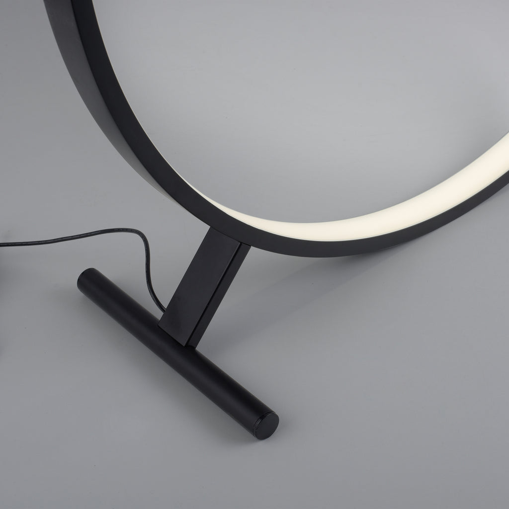 LED gulvlampe Hula CCT dimbar med fjernkontroll montert i rom