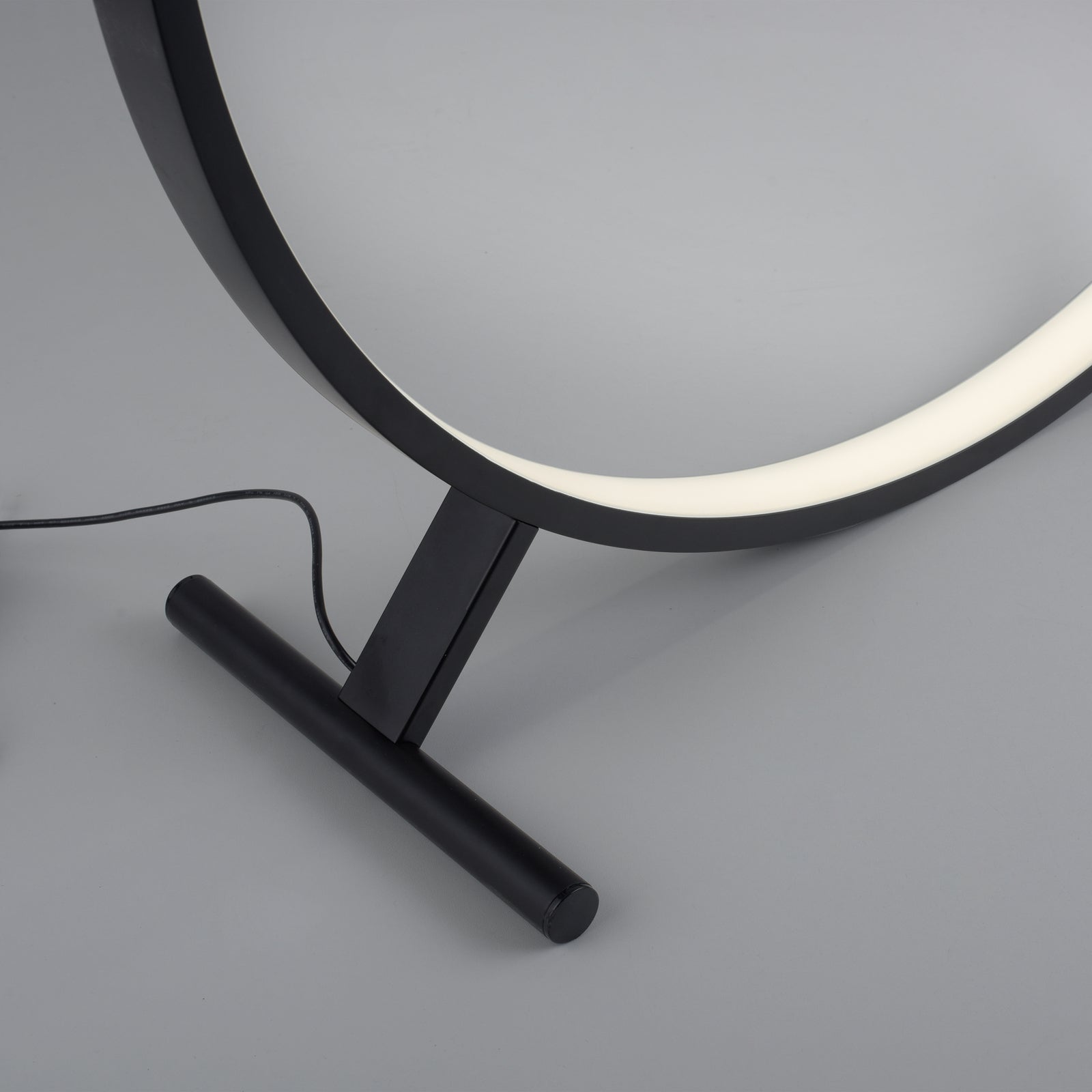 LED gulvlampe Hula CCT dimbar med fjernkontroll montert i rom