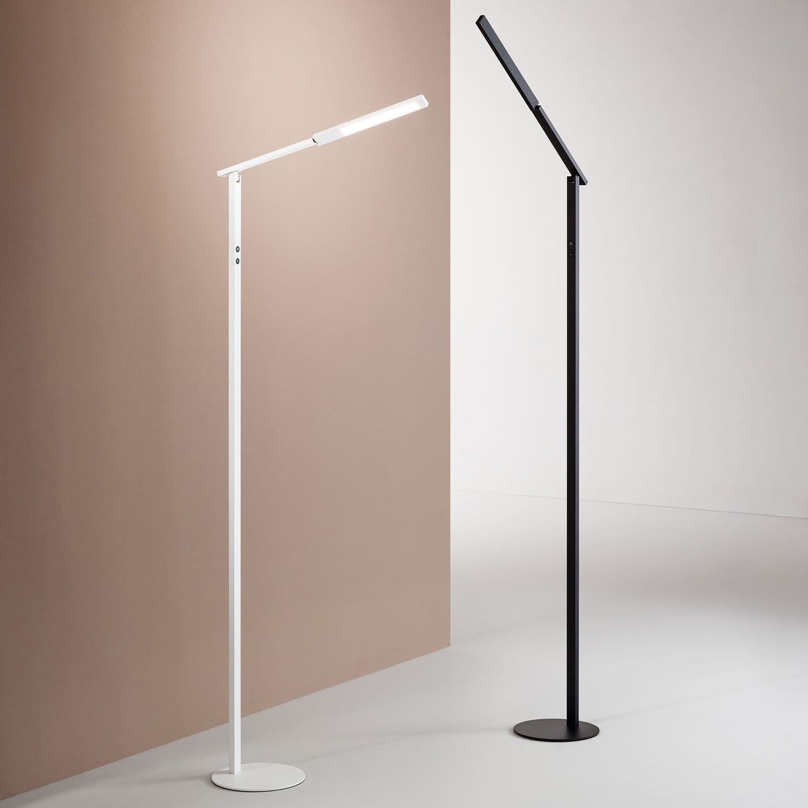LED gulvlampe Ideal CCT dimbar hvit aluminium 175 cm detalj av touchdimmer
