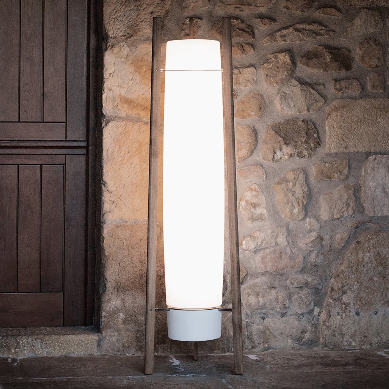 LED gulvlampe Inn Side tre og plast Ø55 cm IP65 forfra