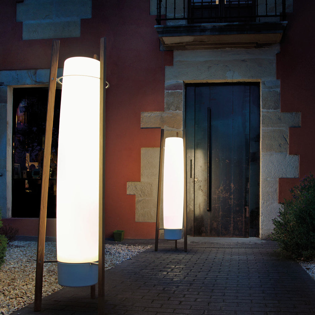 LED gulvlampe Inn Side tre og plast Ø55 cm IP65 montert utendørs
