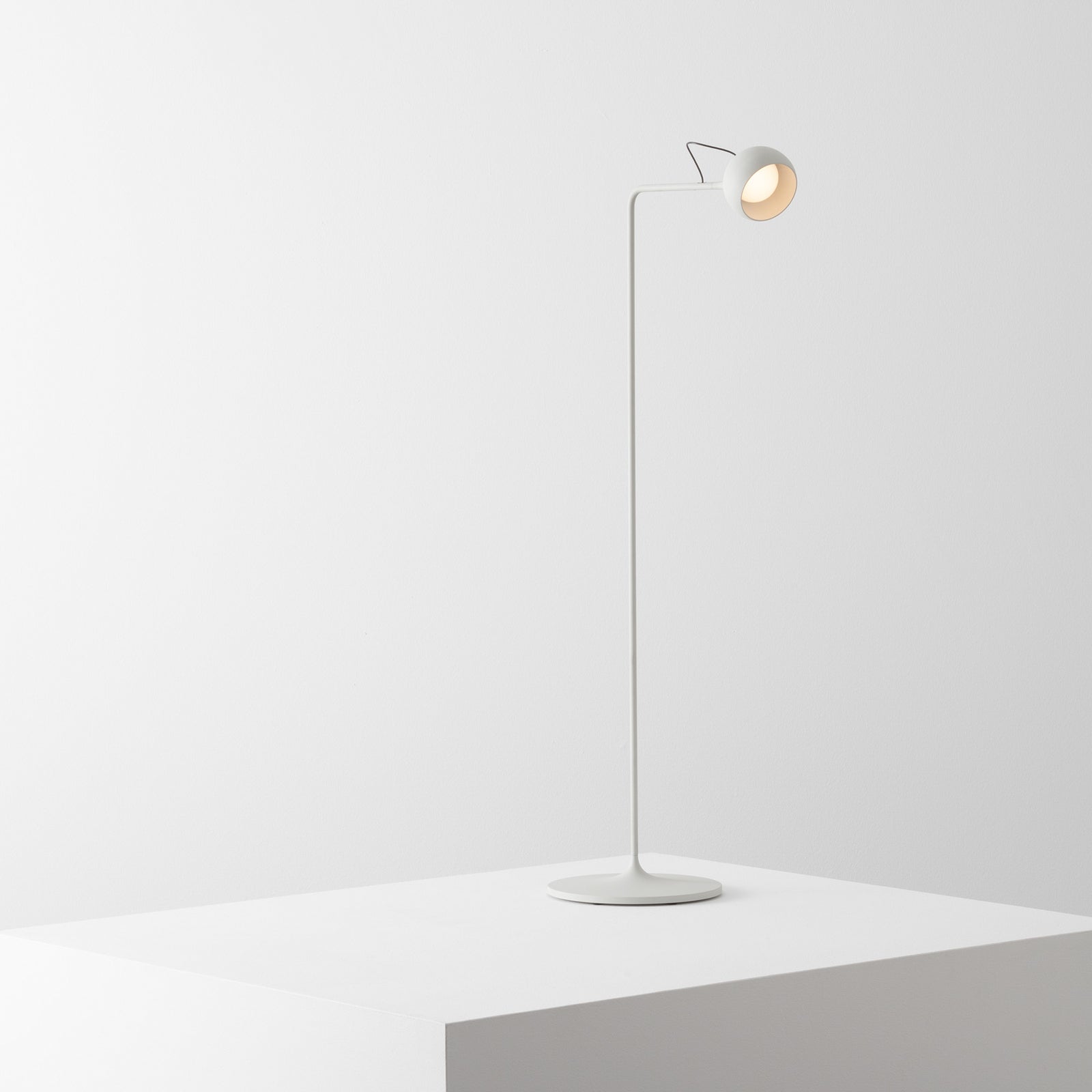 LED gulvlampe Ixa Reading dimbar aluminium 9W 3000K Artemide bakside