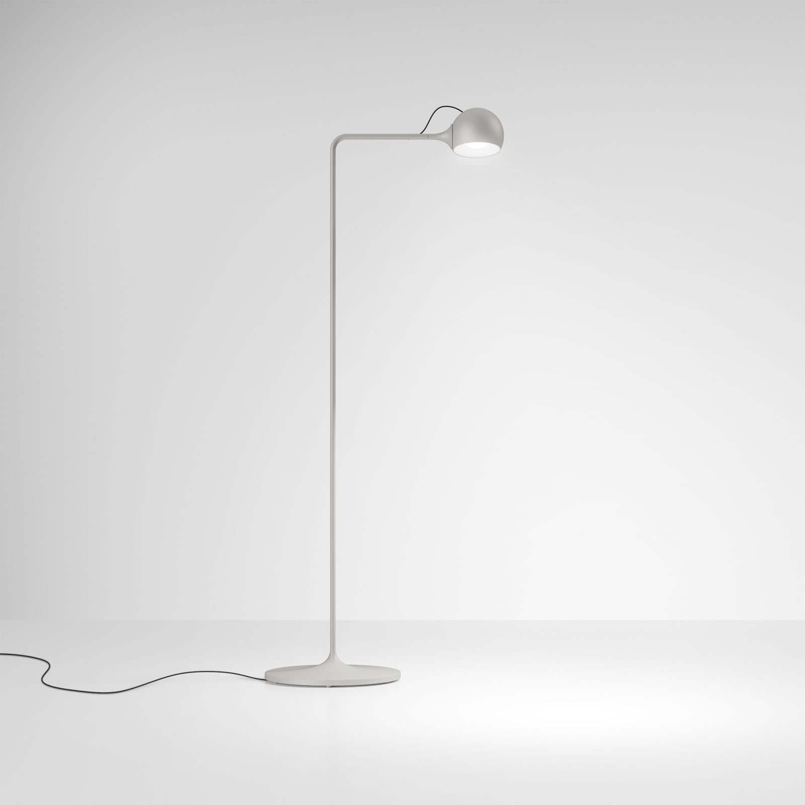 Detalj av LED gulvlampe Ixa Reading dimbar aluminium 9W 3000K Artemide lampehode