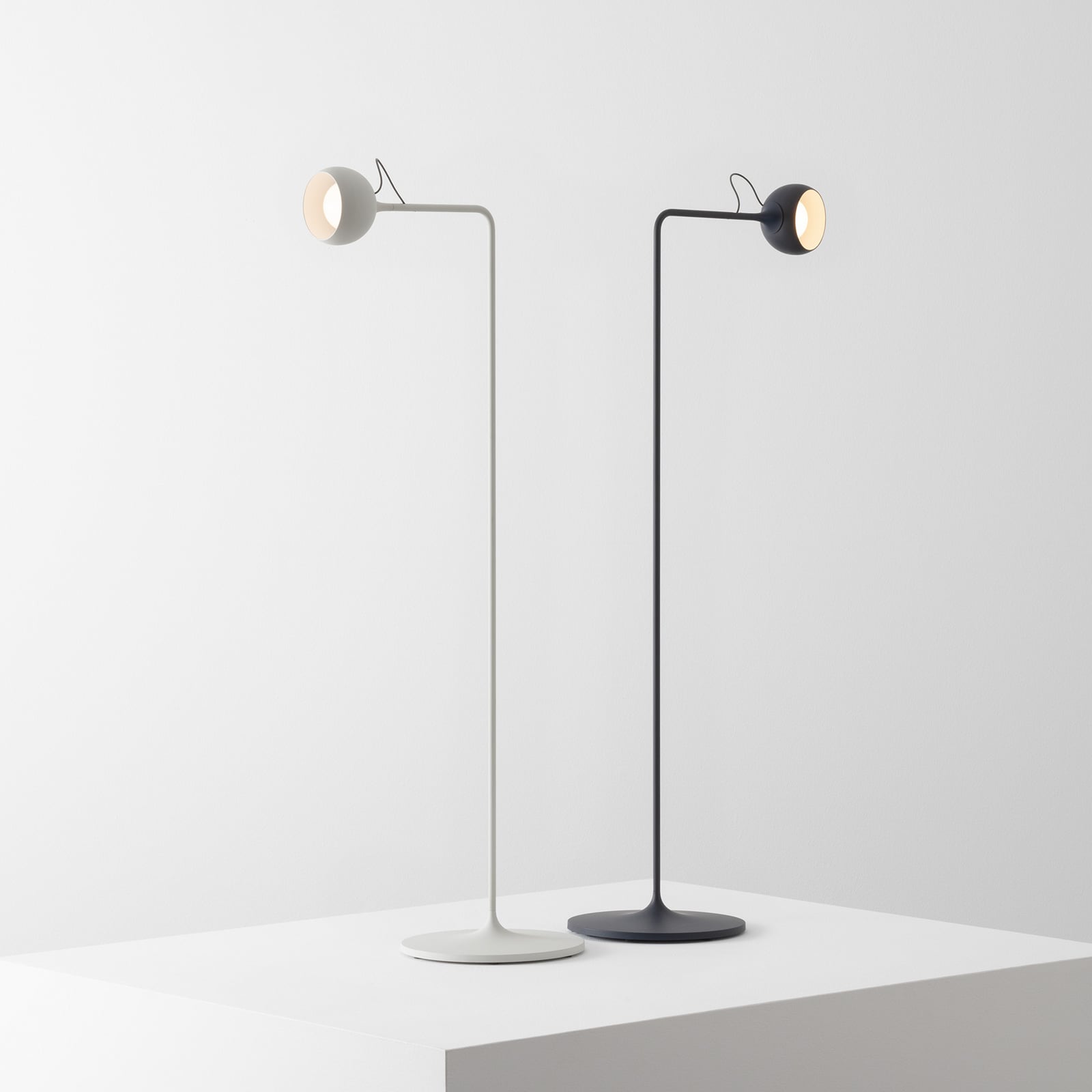 Montert LED gulvlampe Ixa Reading dimbar aluminium 9W 3000K Artemide i rom