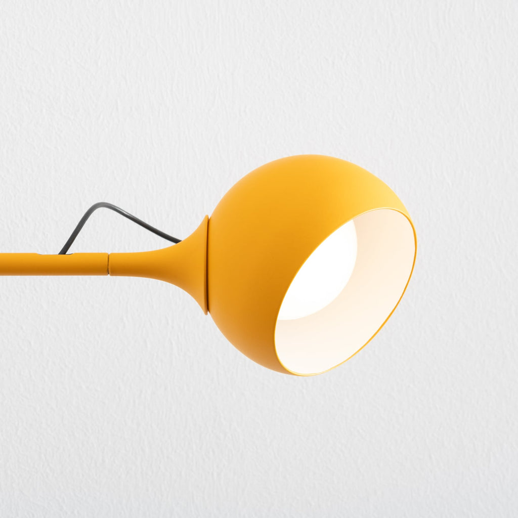 LED gulvlampe Ixa Reading dimbar gul aluminium 9W Artemide nærbilde av lampehode