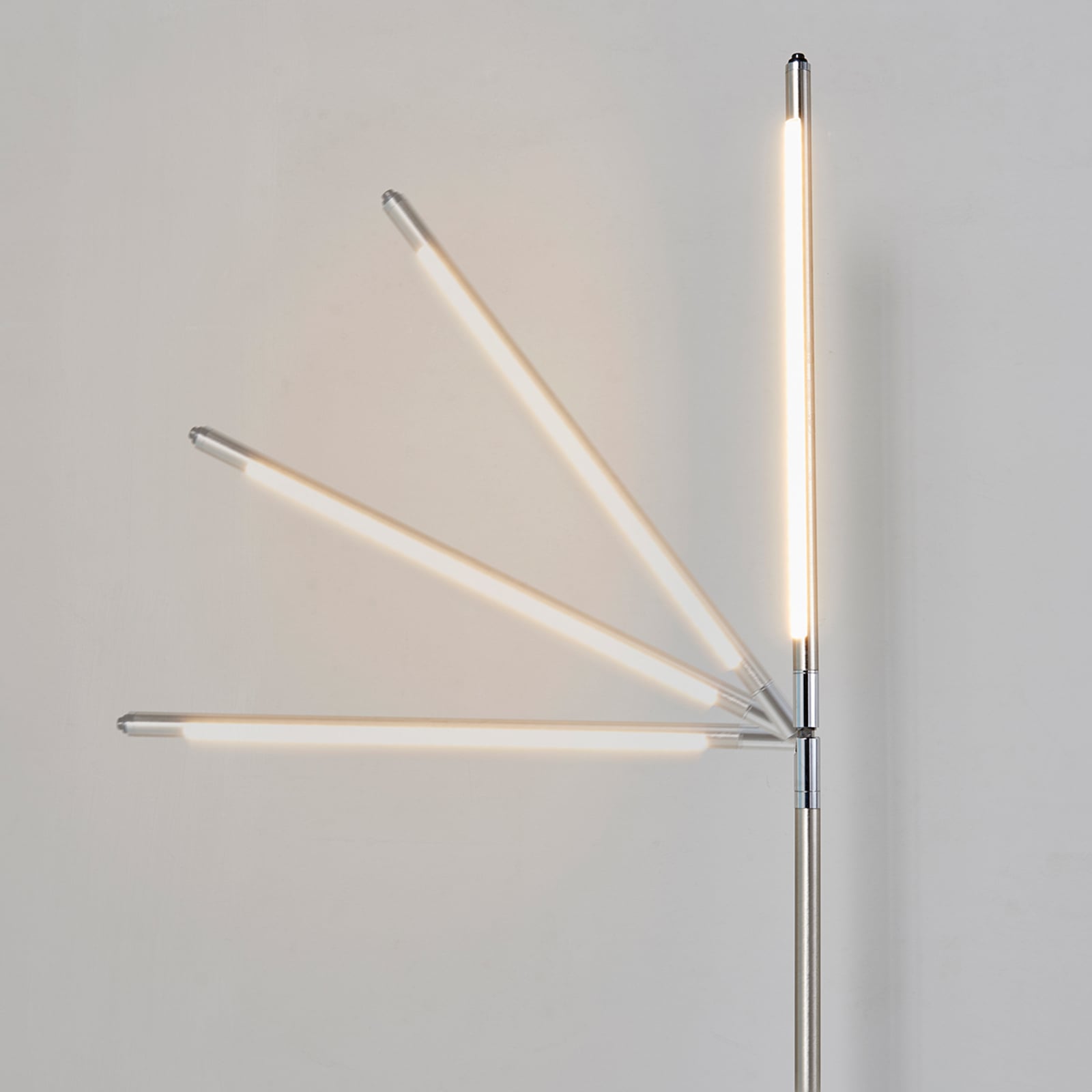 LED gulvlampe Jabbo matt nikkel med metallfot