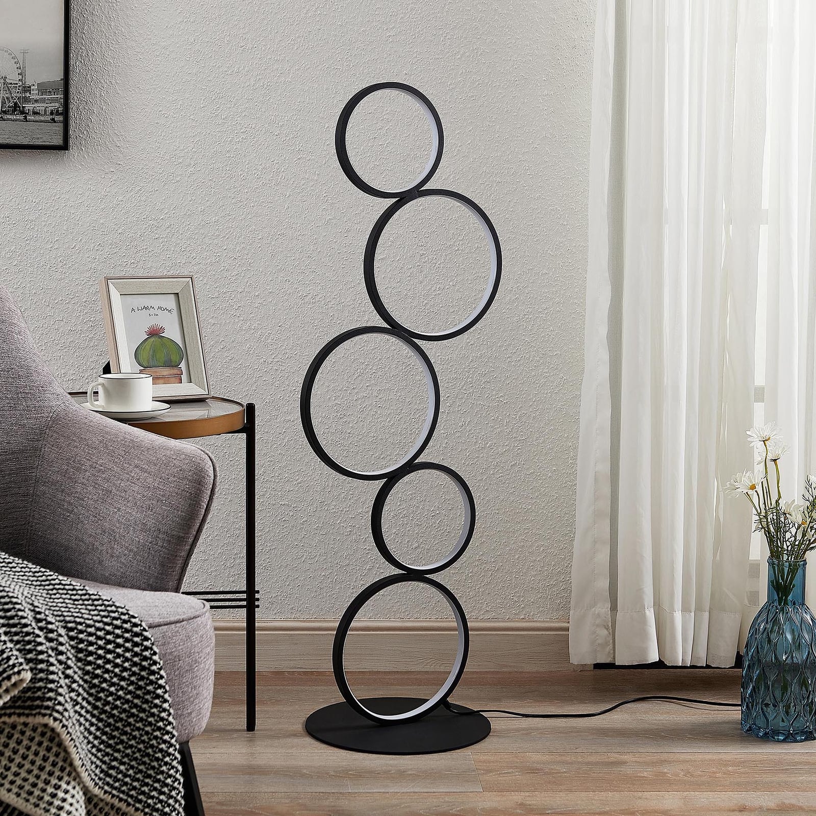 LED gulvlampe Jacek svart jern med ringer bakside
