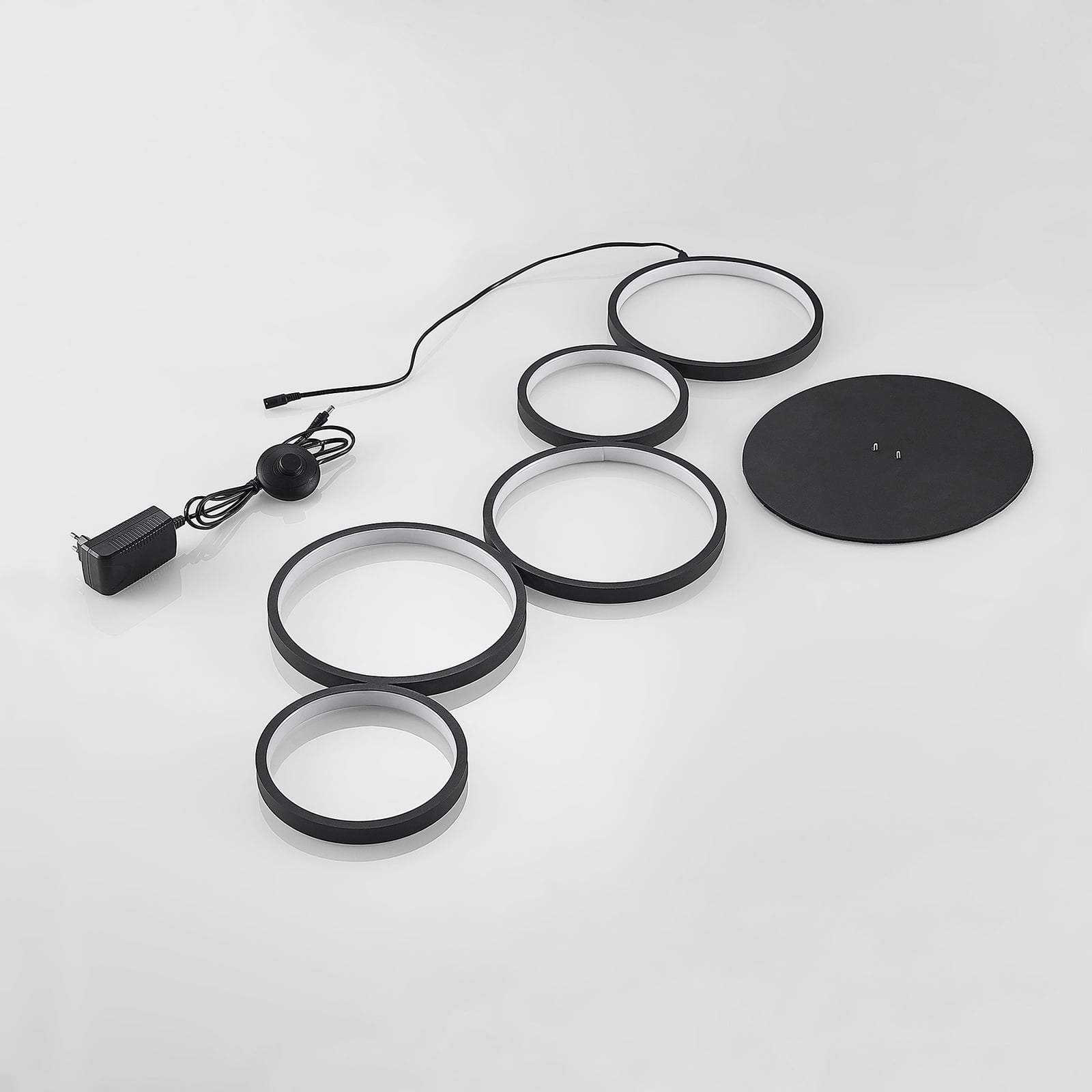 LED gulvlampe Jacek svart jern med ringer bryter på kabel