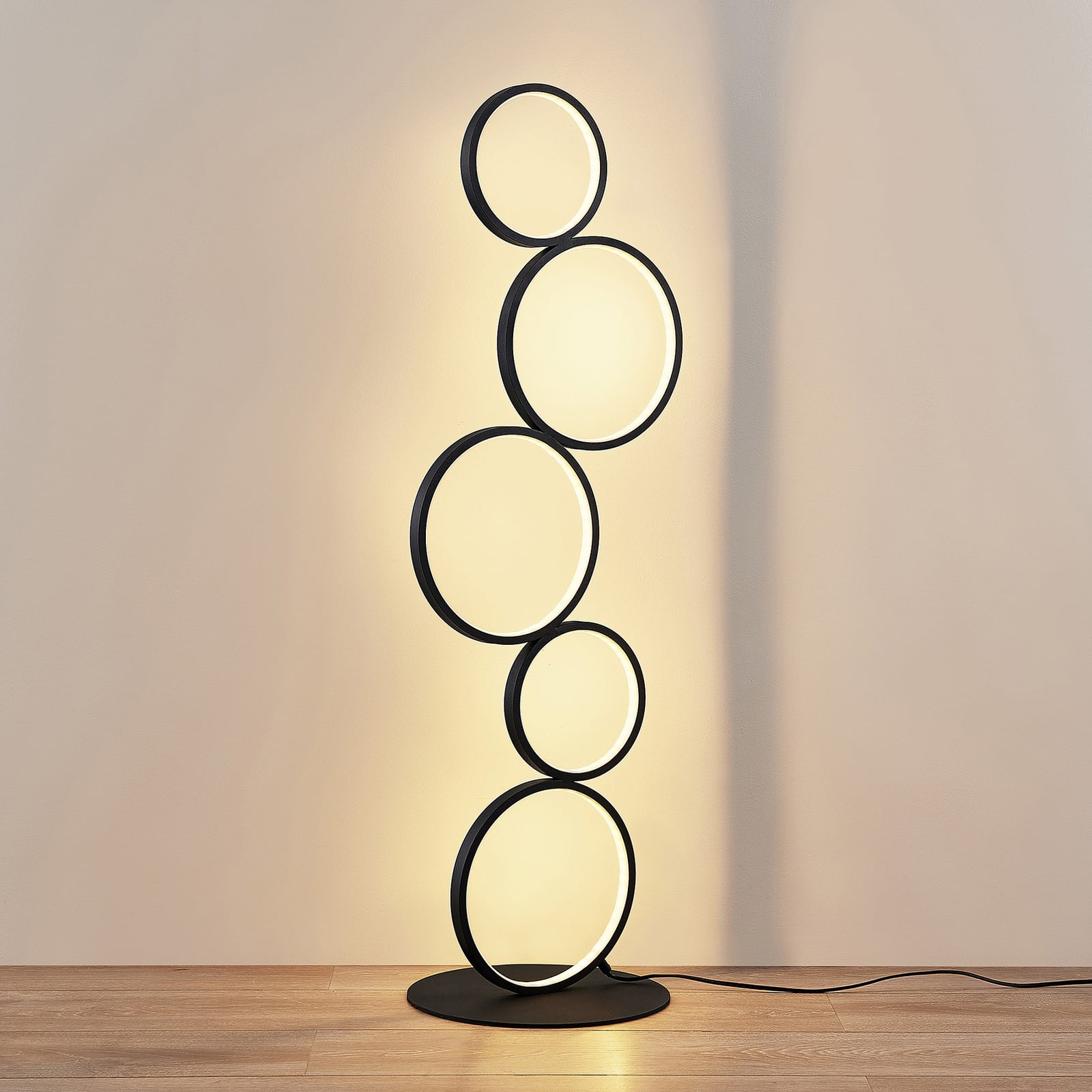 LED gulvlampe Jacek svart jern med ringer detalj